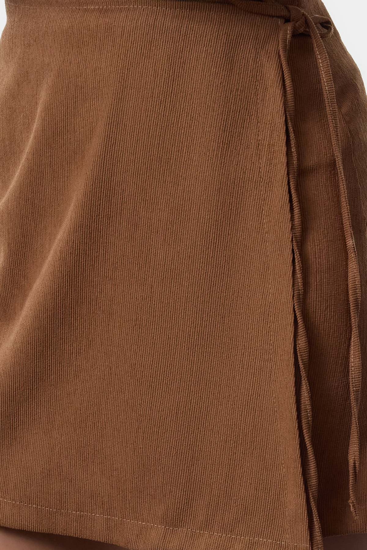 Trendyolmilla  Kahverengi Kadife Kumaş Kruvaze Kapama Bağlama Detaylı Mini BoyDokuma Etek TWOAW25ET00158 - Görsel 3