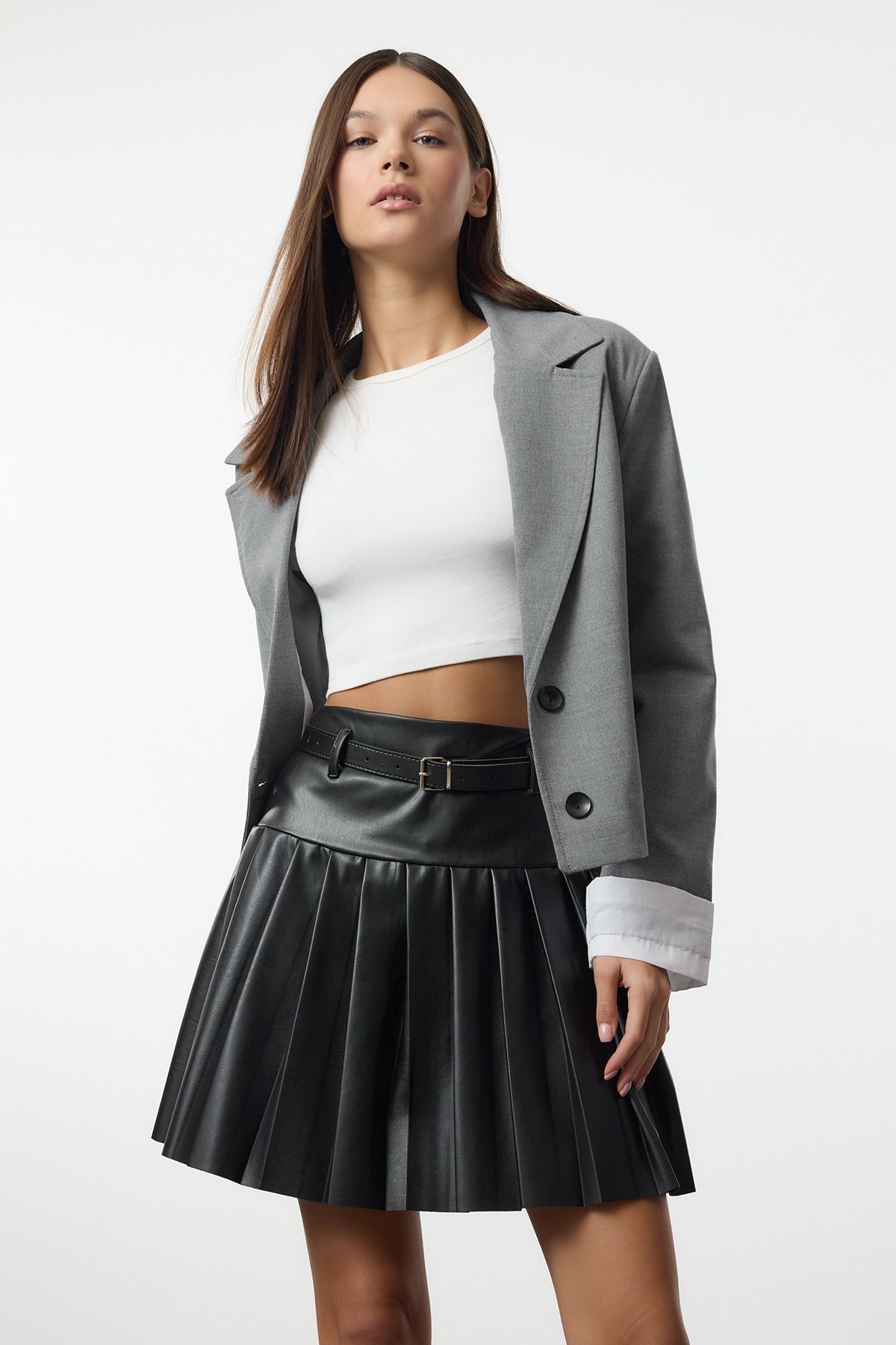 Trendyol Collection-Czarna plisowana spódnica mini z paskiem Twoaw25Et00154 2