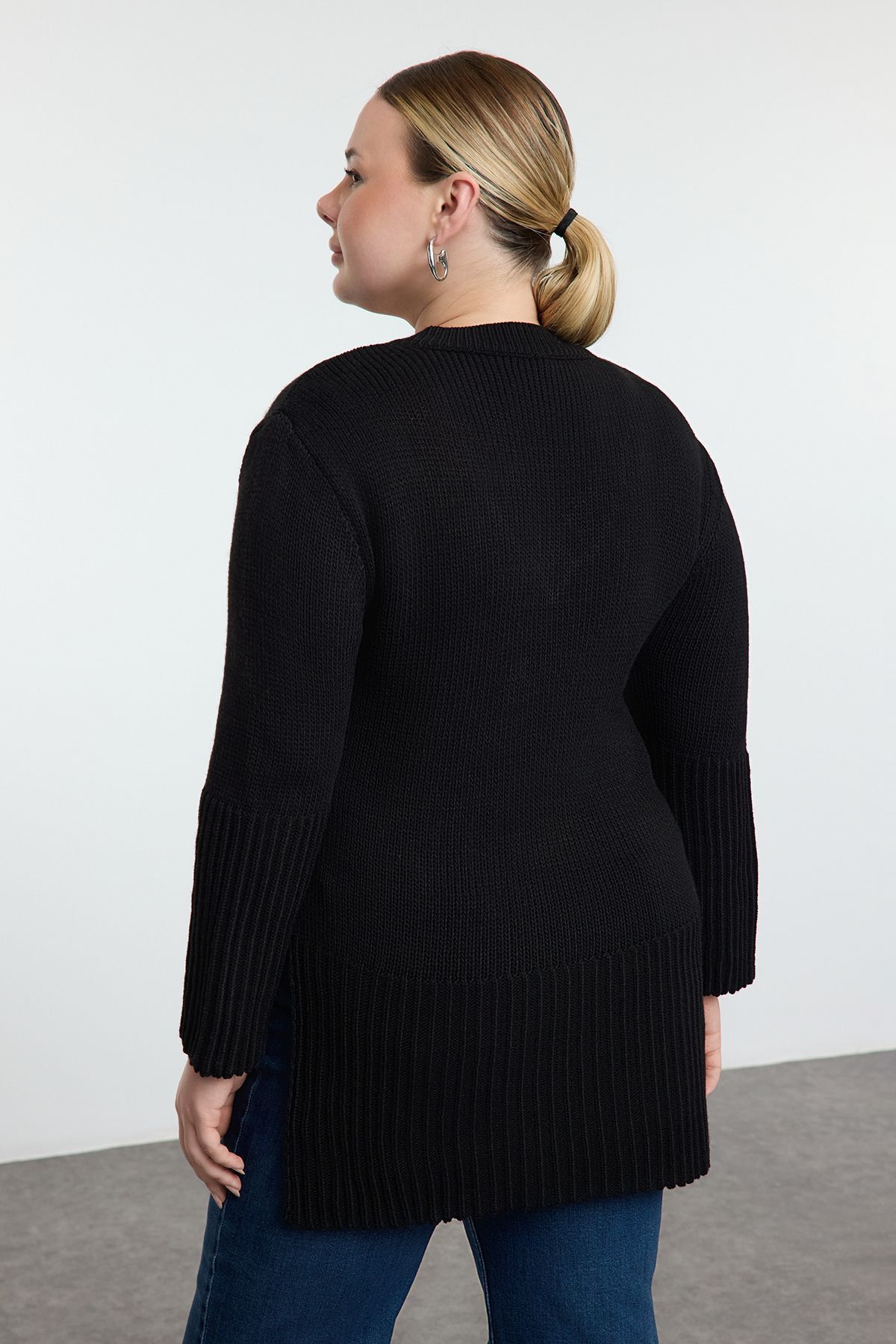 Trendyol Curve-Black V-Neck Knitwear Sweater with Slits on the Sides Tbbaw25An00057 5