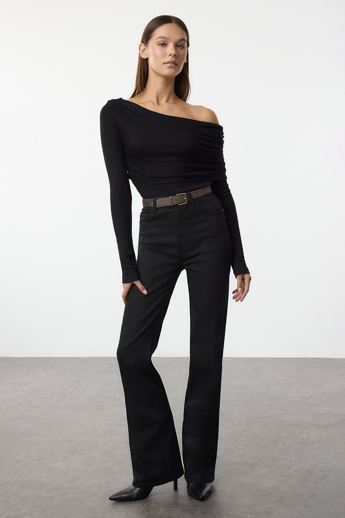 Trendyolmilla  Siyah Asimetrik Yaka Fitted/Vücuda Oturan Esnek Örme Bluz TWOAW25BZ00262 - Görsel 2