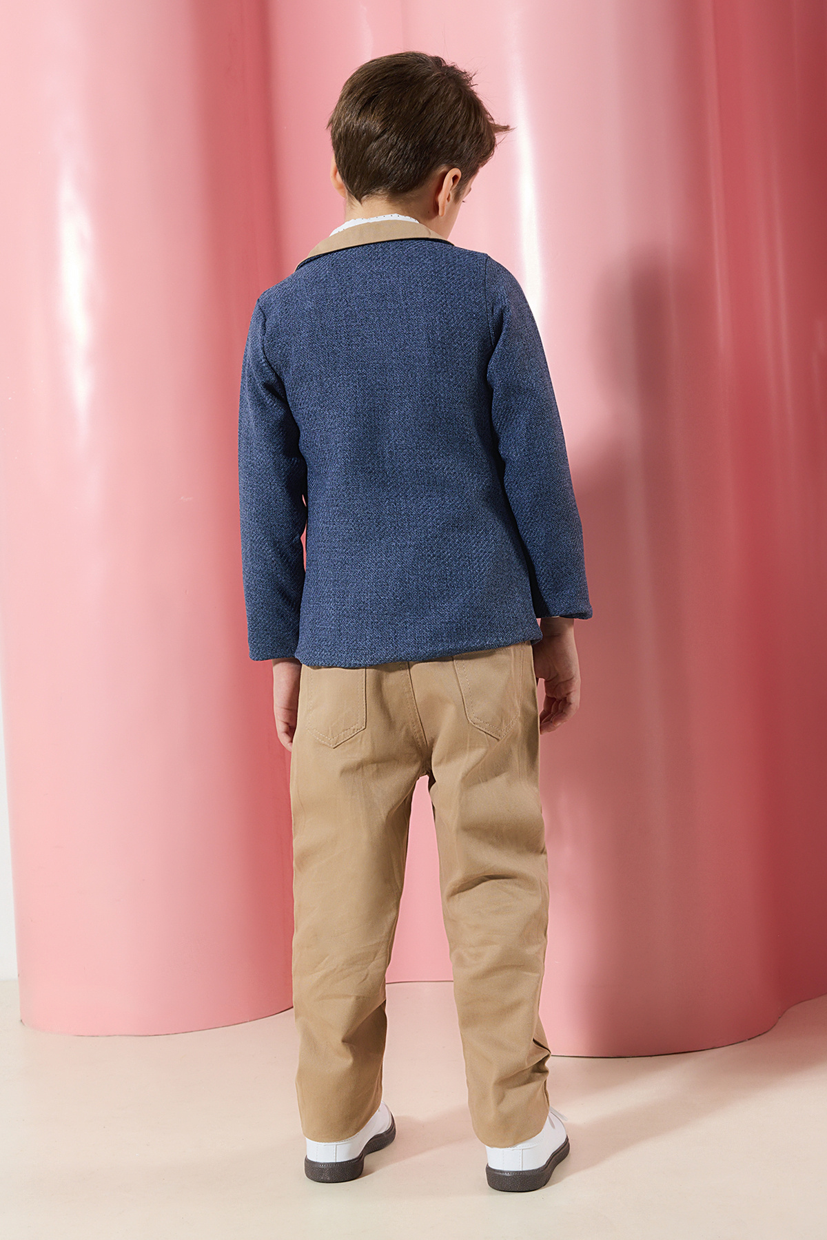 TRENDYOLKIDS-3-teiliges Set aus beigefarbener Baumwolle für Jungen – Hemden, Jacken und Hosen mit Fliege TKDAW25AU00143 3