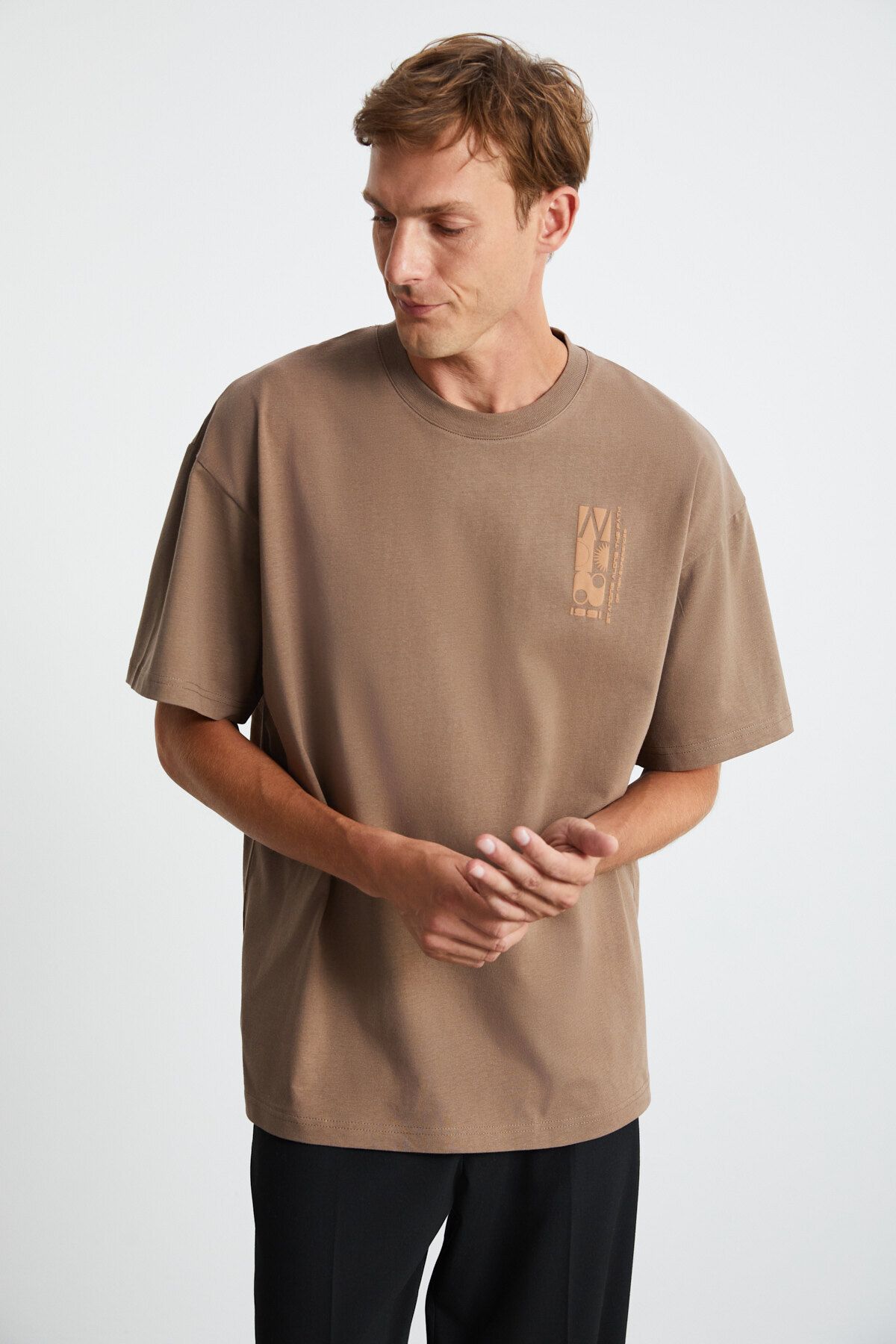 GRIMELANGE-Ανδρικό μπλουζάκι Antonio Oversize Mink - 100% οργανικό βαμβάκι, λεπτομέρεια εκτύπωσης 5