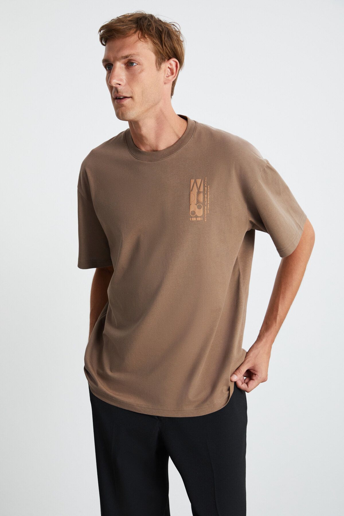 GRIMELANGE-Ανδρικό μπλουζάκι Antonio Oversize Mink - 100% οργανικό βαμβάκι, λεπτομέρεια εκτύπωσης 3