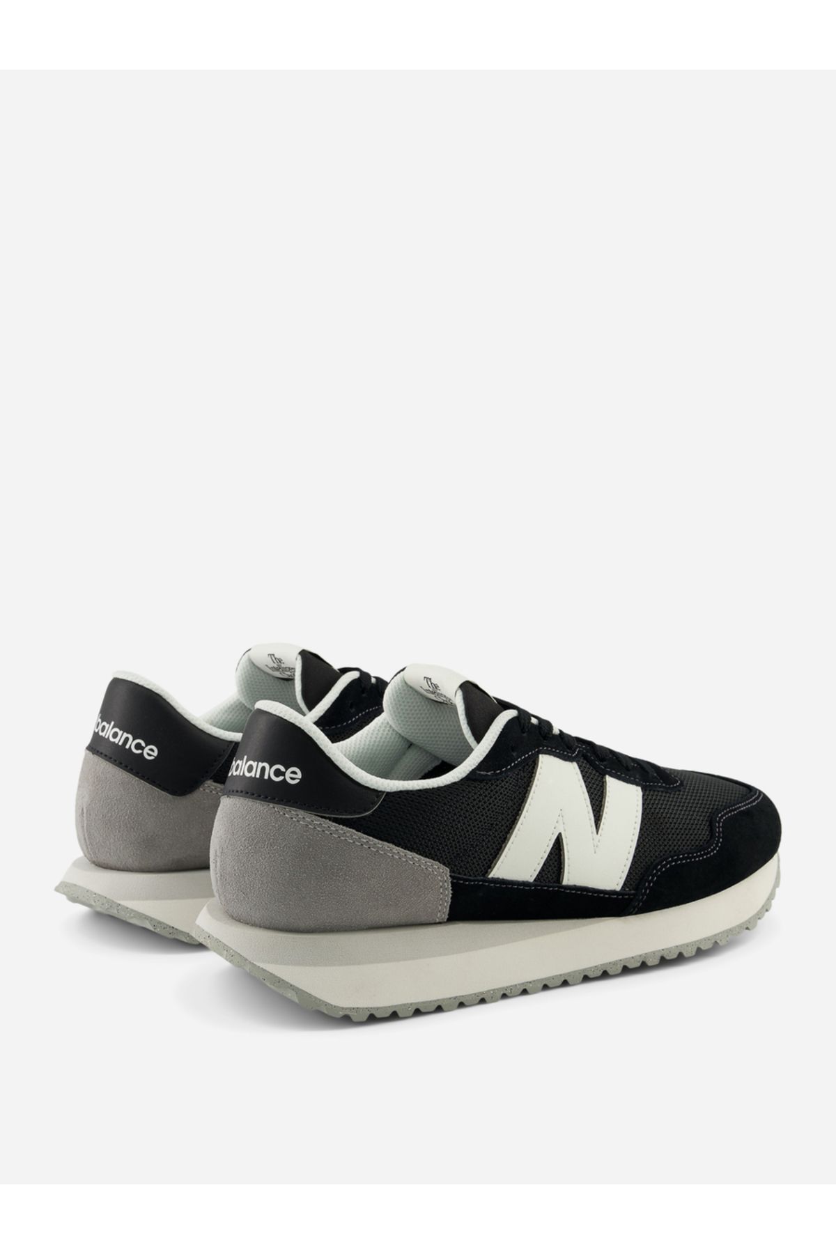 New Balance-Sneakers - Black - Flat 6