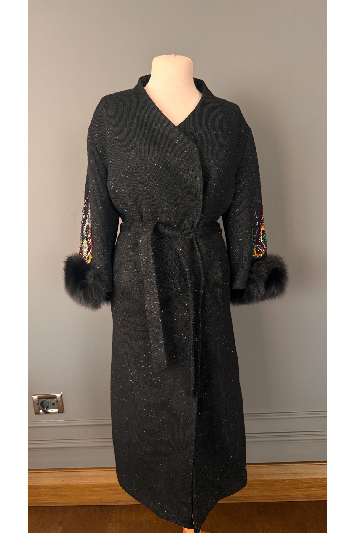 Kübra Tekin  Taş ve Boncuk İşlemeli Siyah Palto - Görsel 7