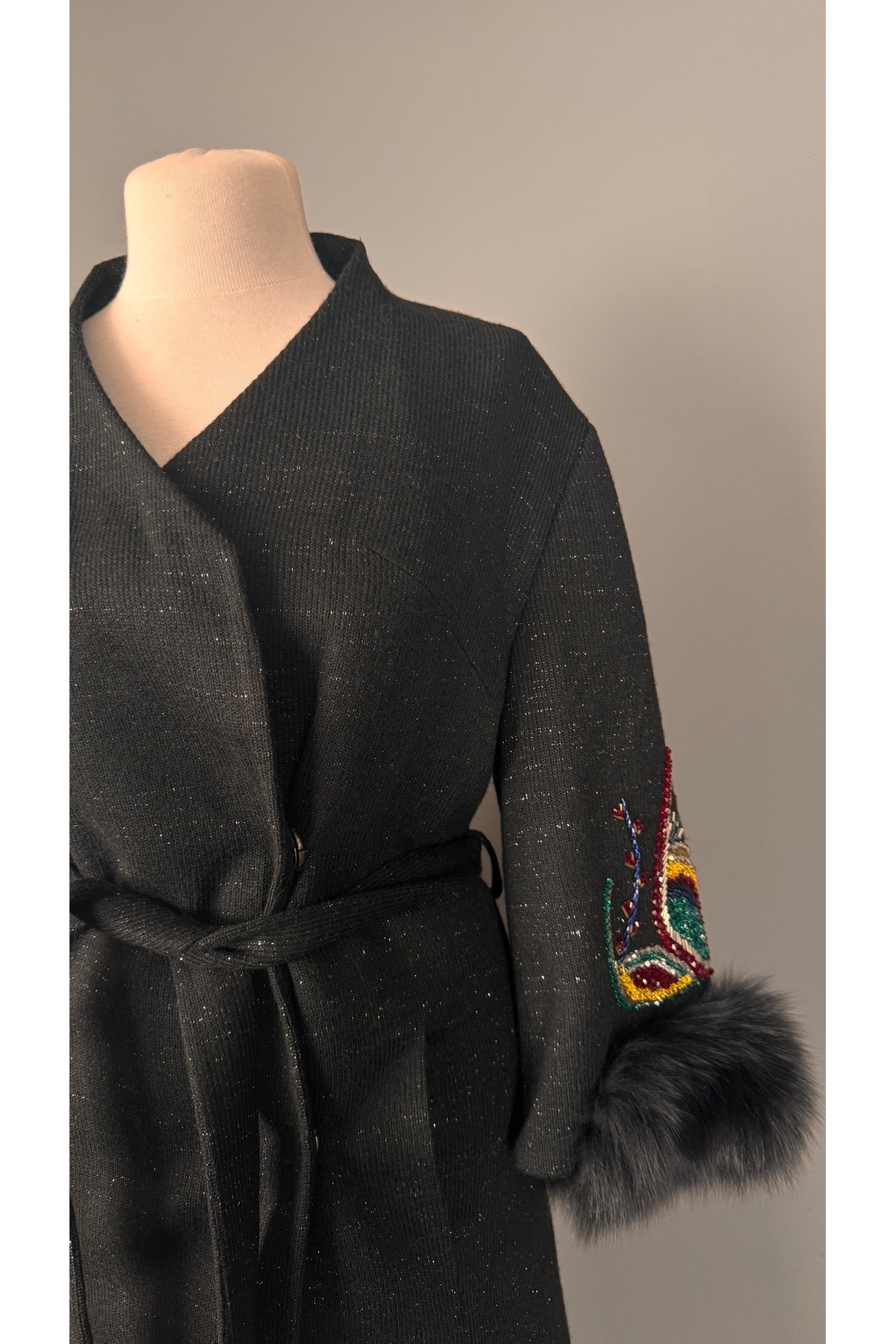 Kübra Tekin  Taş ve Boncuk İşlemeli Siyah Palto - Görsel 5