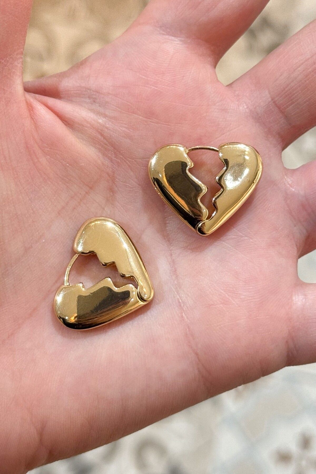 Chic Latife-GOLD STEEL HEART EARRINGS 4