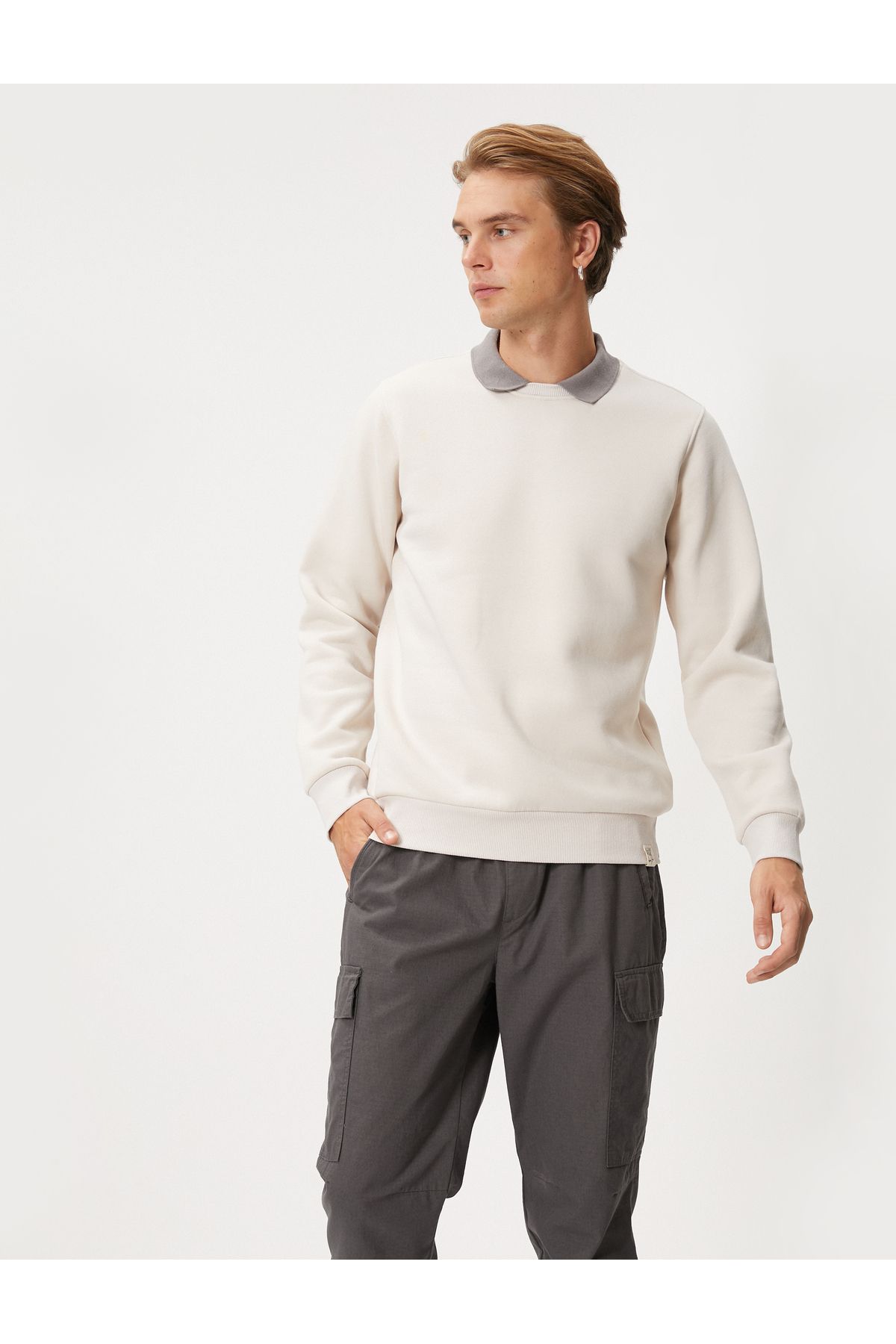 Koton-Basic-Sweatshirt mit Polokragen, Etikettendruck, detailliertes geripptes Raster 1
