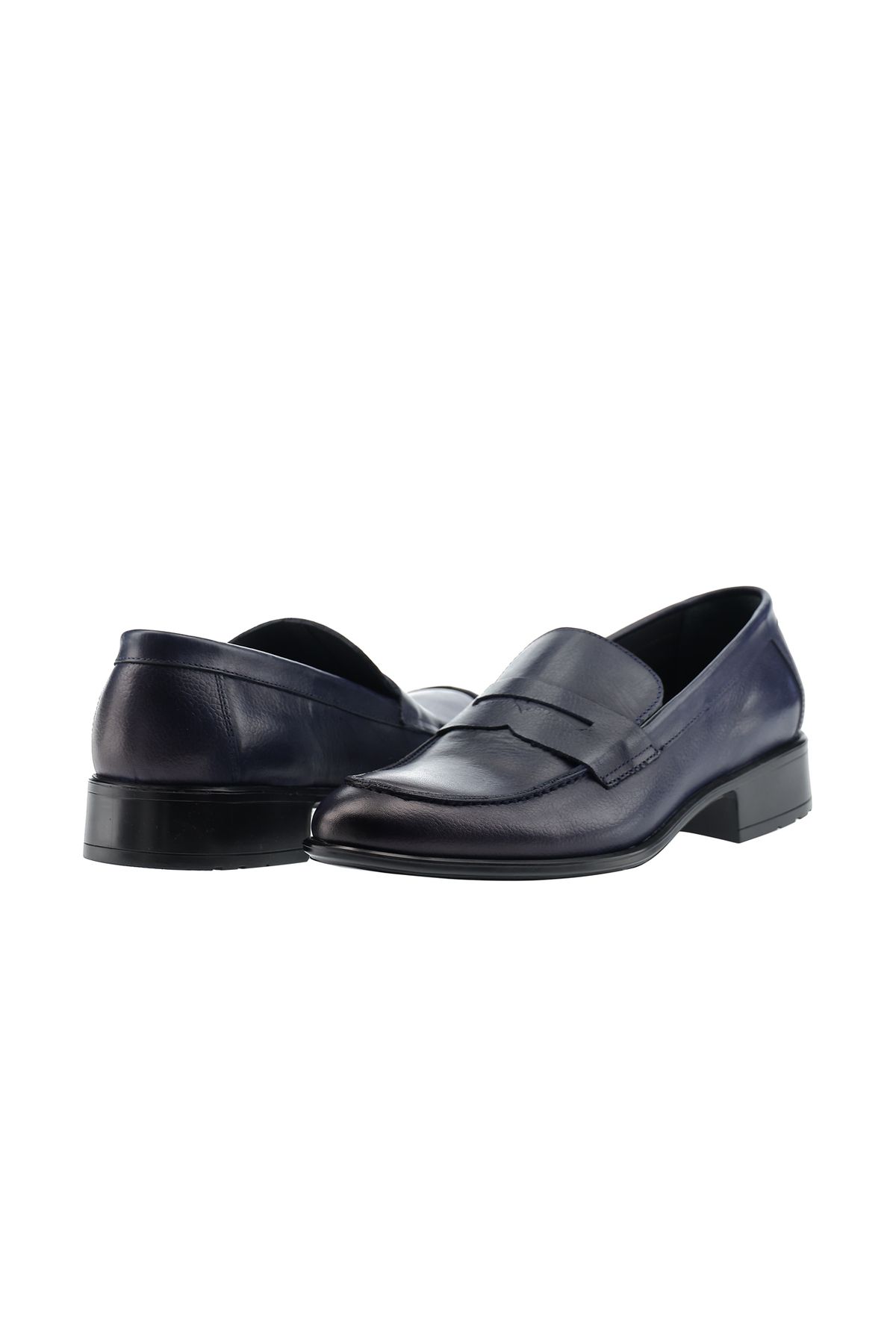 cest une chaussure en cuir classique