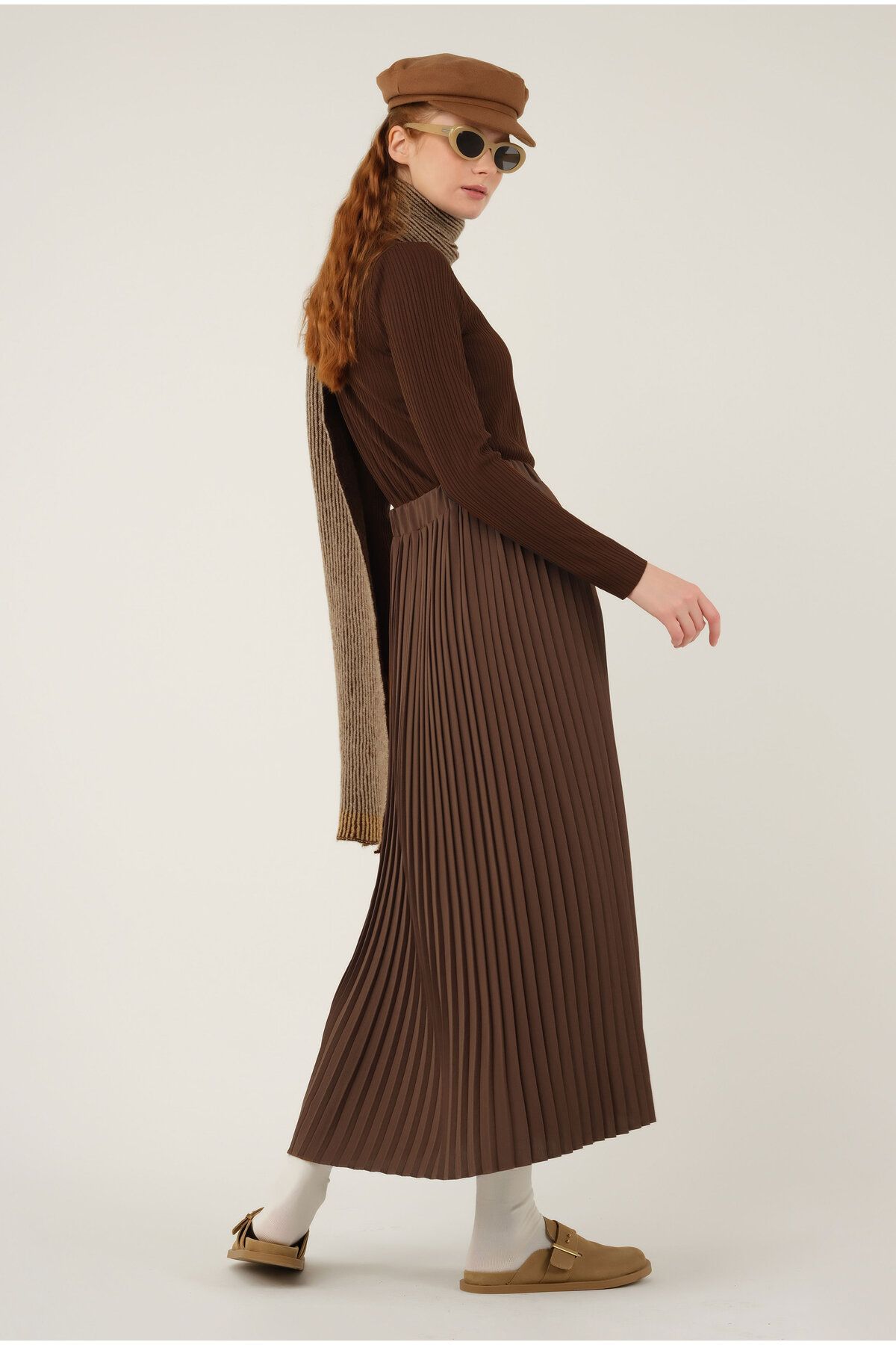 HEQA-Brown Pleated Skirt 3