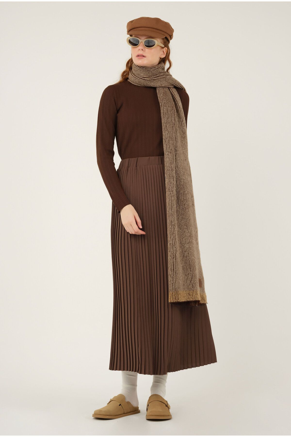 HEQA-Brown Pleated Skirt 2