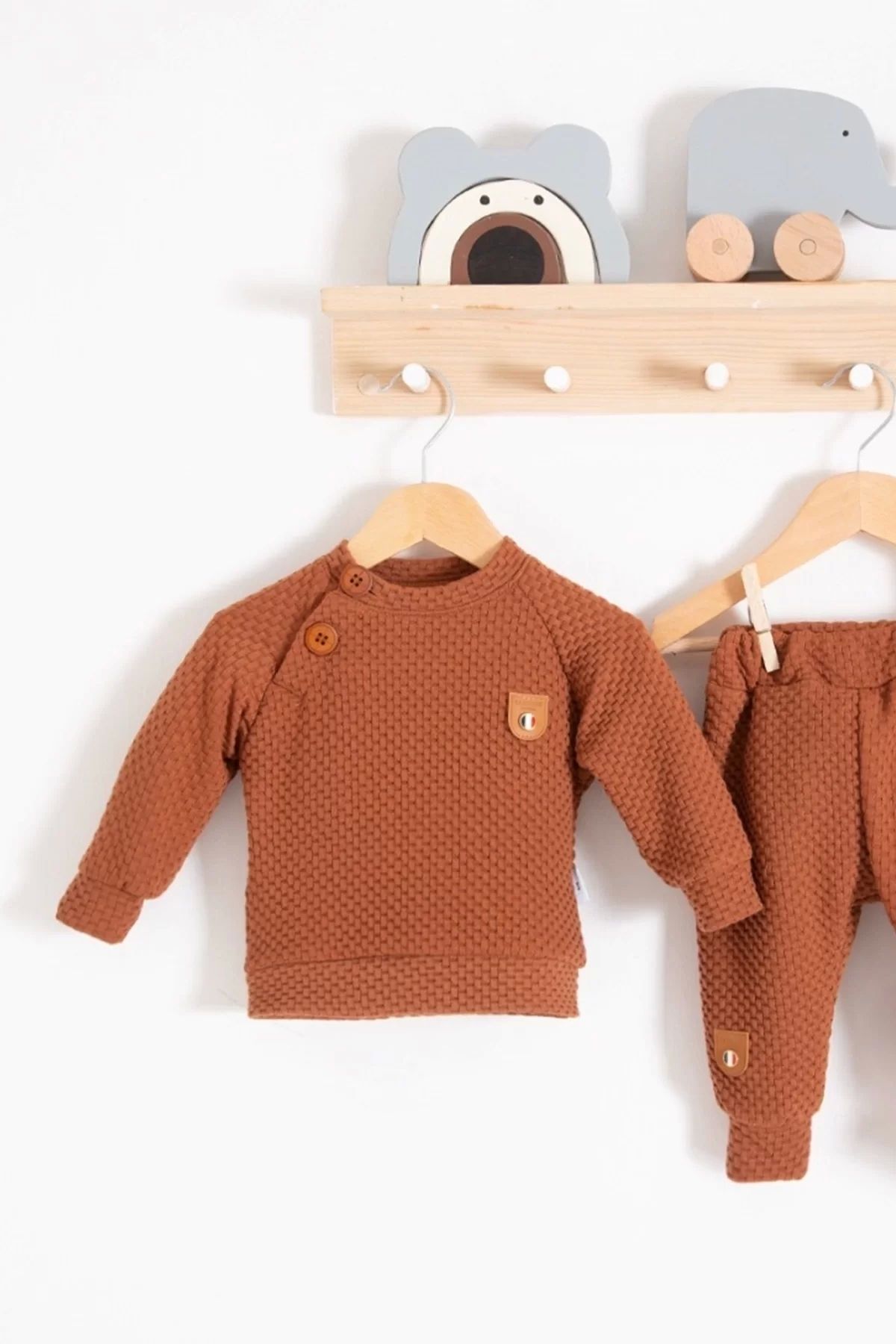 Eng-Jacquard Buttoned Shoulder 2-Piece Baby Boy Set 2