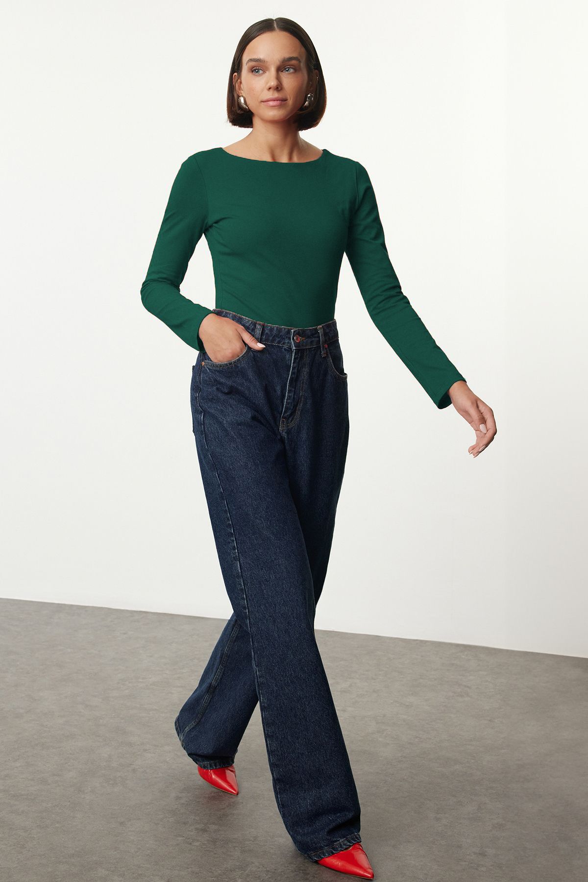 Trendyol Collection Bluzka Z Elastycznej Bawełny W Kolorze Szmaragdowej Zieleni Z Dekoltem W Łódkę - Twoaw24bz00166 Kobieta - M