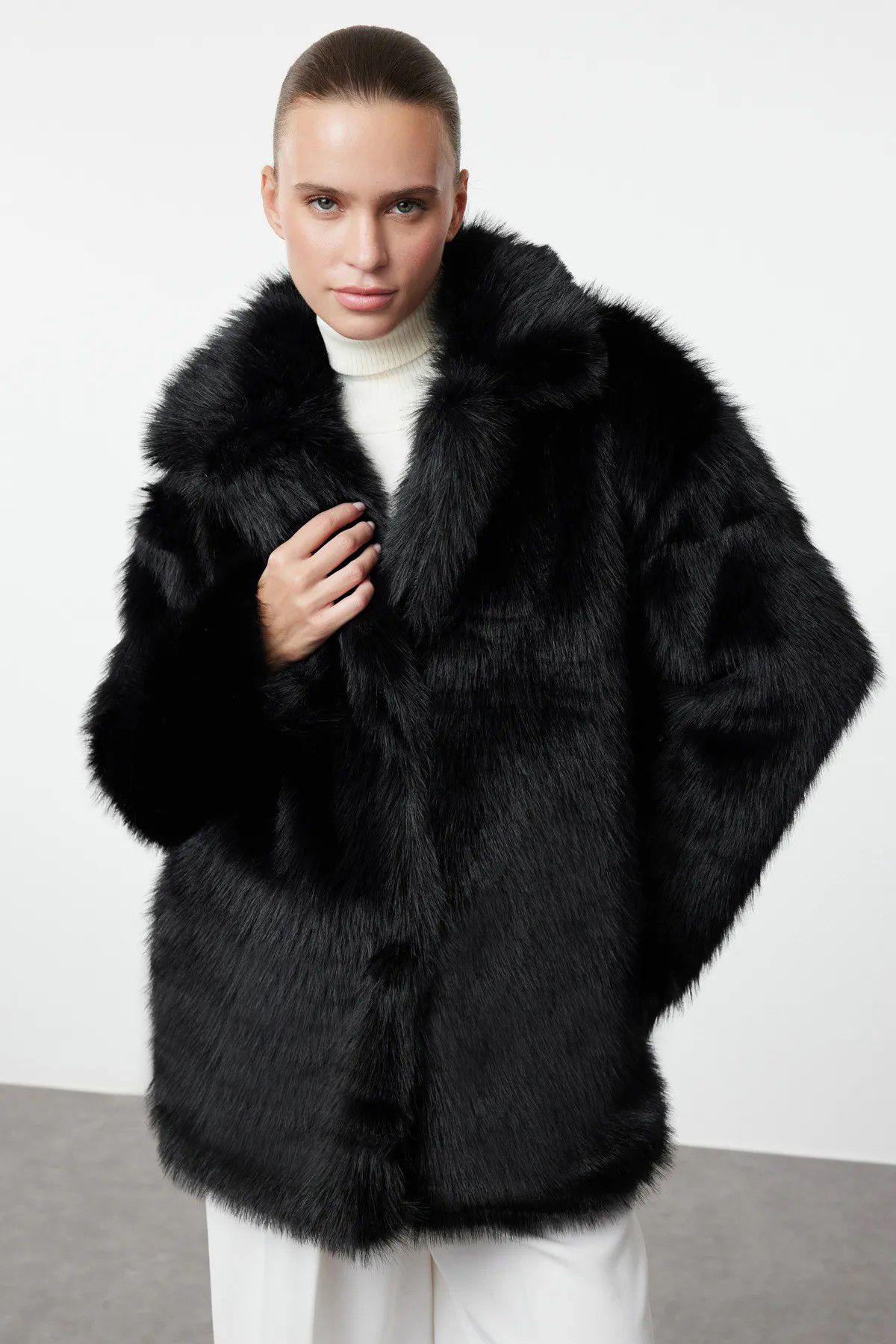 Trendyol Collection Oversize Czarny Futrzany Płaszcz - Twoaw25mo00155 Kobieta - M/L