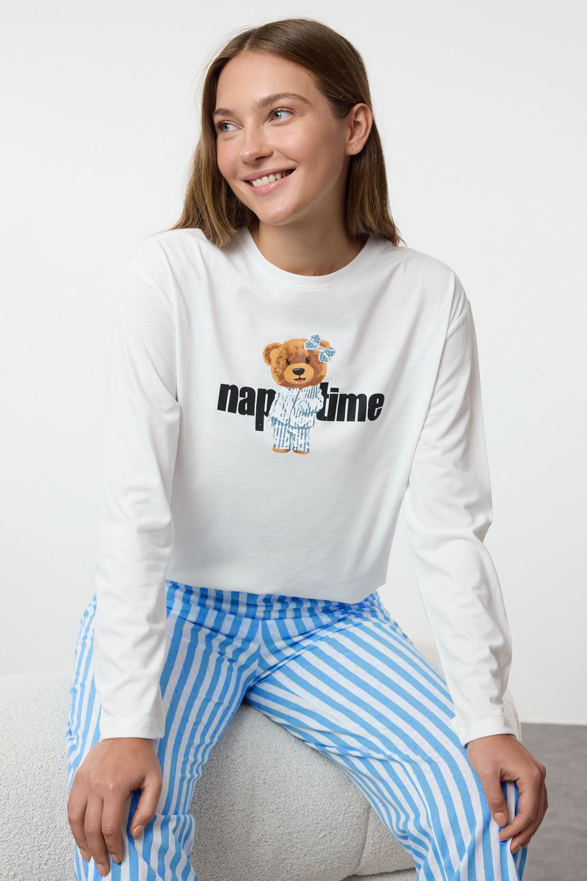 Trendyol Collection-Bílé pruhované dámské pyžamo ze 100% bavlny – Thmaw25Pt00171 2