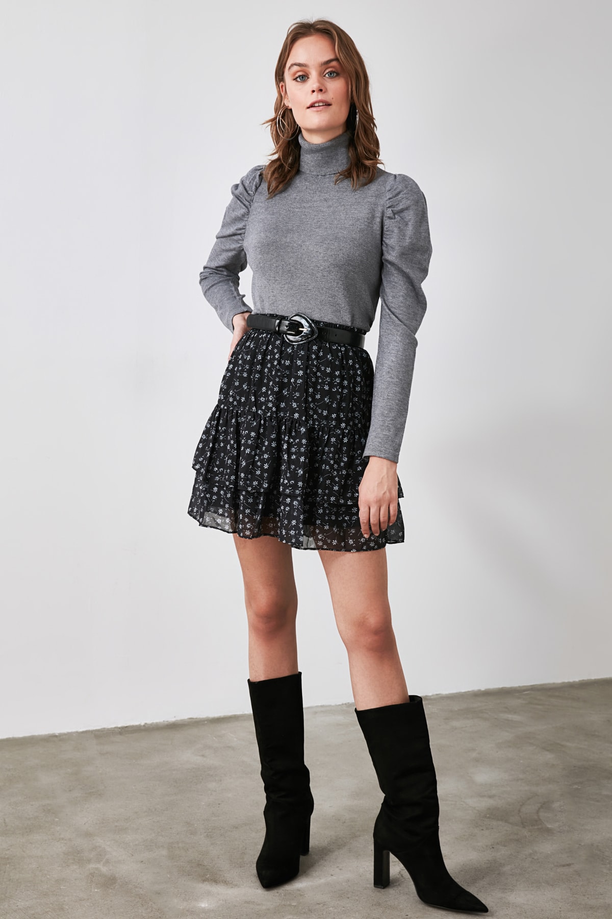 Trendyol Collection Czarna mini szyfonowa spódnica z falbaną w kwiaty TWOAW21...