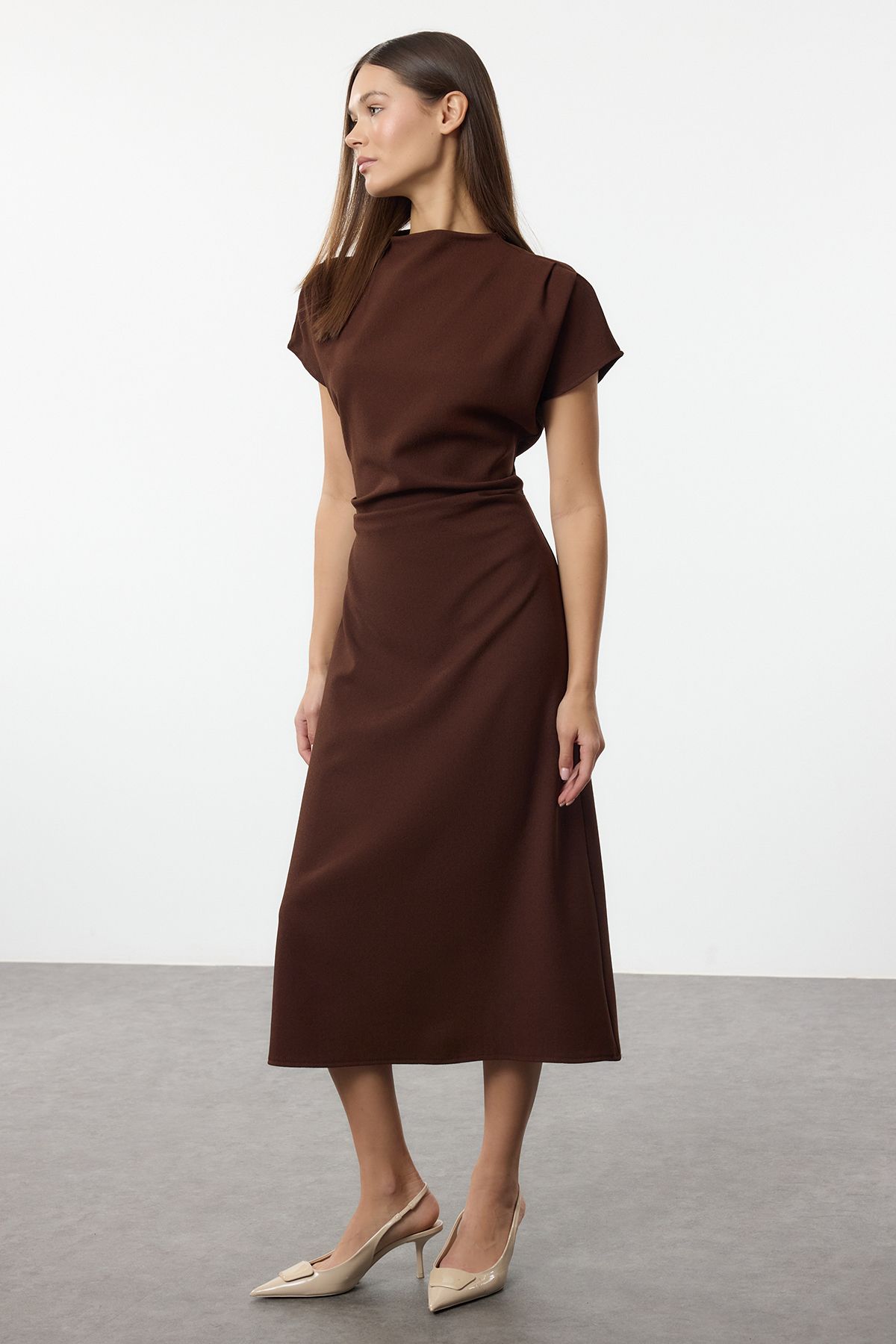 Trendyol Collection Sukienka midi w kształcie litery A - brązowa, kołnierzyk Degaje, tkana krepą Twoaw25El00393