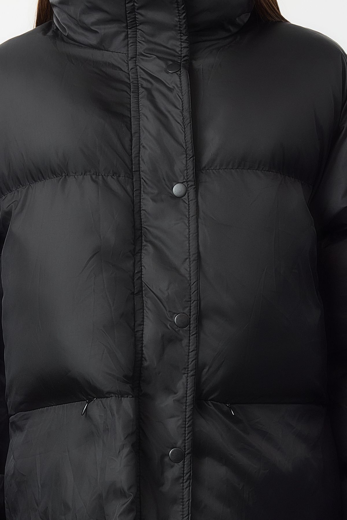 Trendyol Collection-Czarna, oversize'owa kurtka puchowa z pluszowym kołnierzem TWOAW25MO00318 5