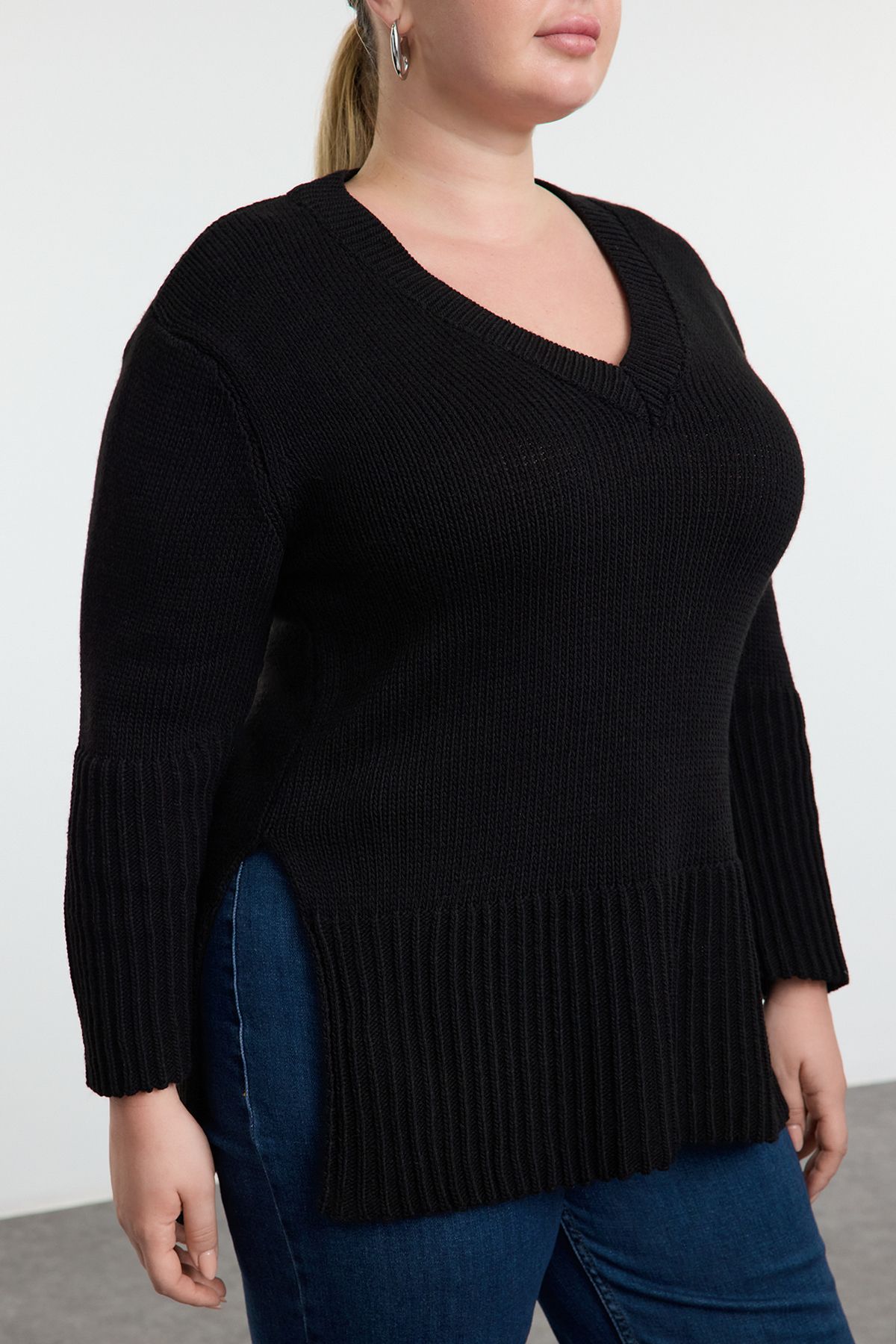 Trendyol Curve-Black V-Neck Knitwear Sweater with Slits on the Sides Tbbaw25An00057 3