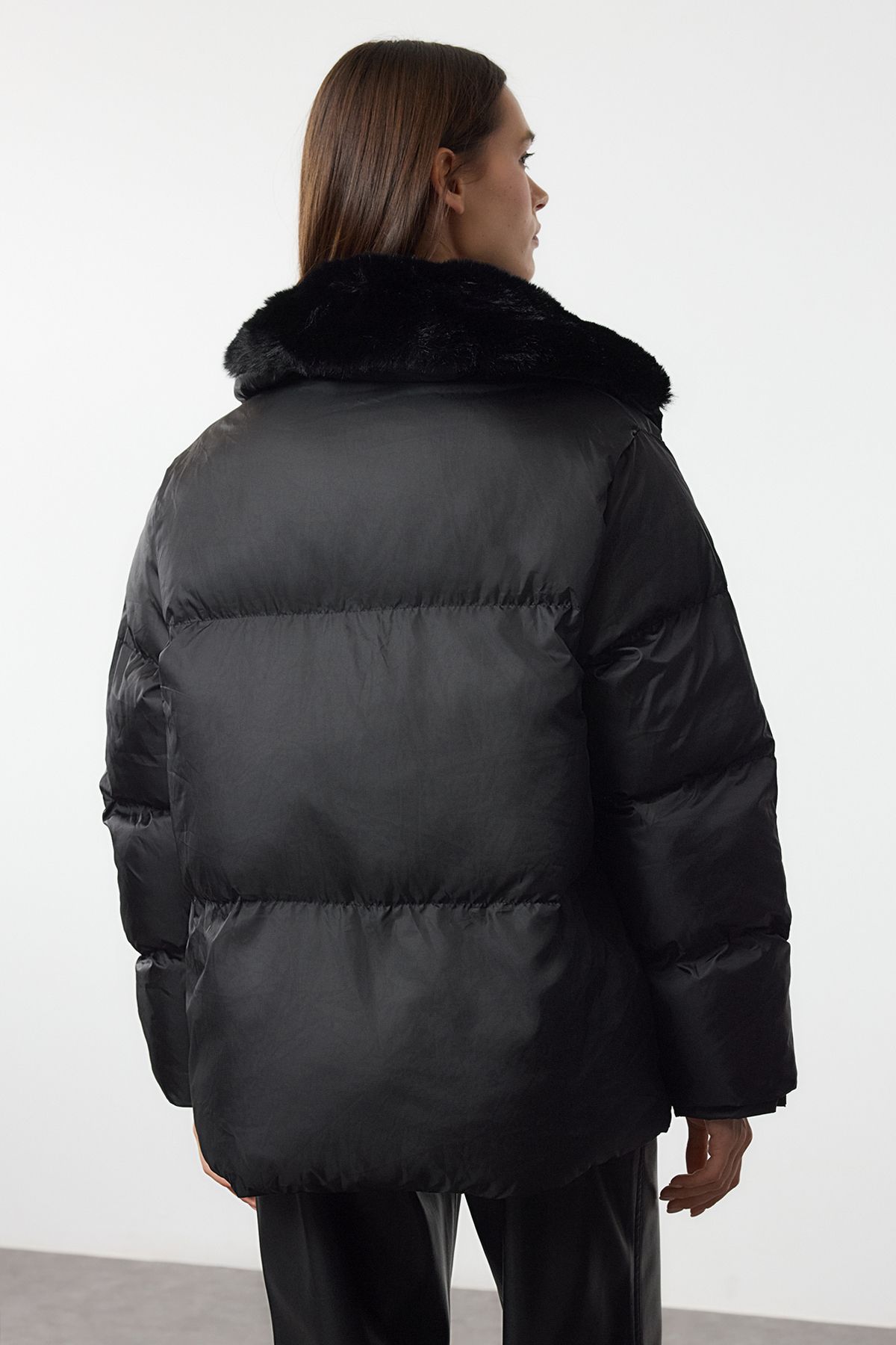 Trendyol Collection-Czarna, oversize'owa kurtka puchowa z pluszowym kołnierzem TWOAW25MO00318 6