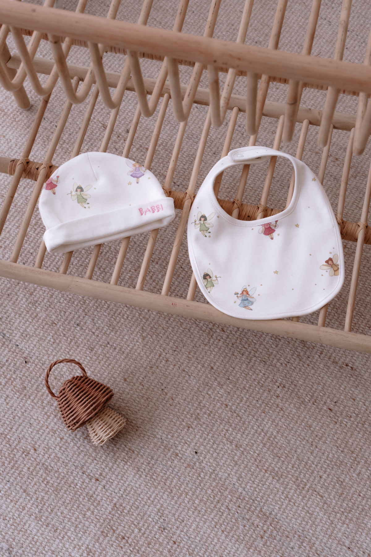 Atelier Babbi %100 Pamuk Yenidoğan Önlük & Şapka Seti - Peri Masalı fotoğrafı 4 (önizleme)