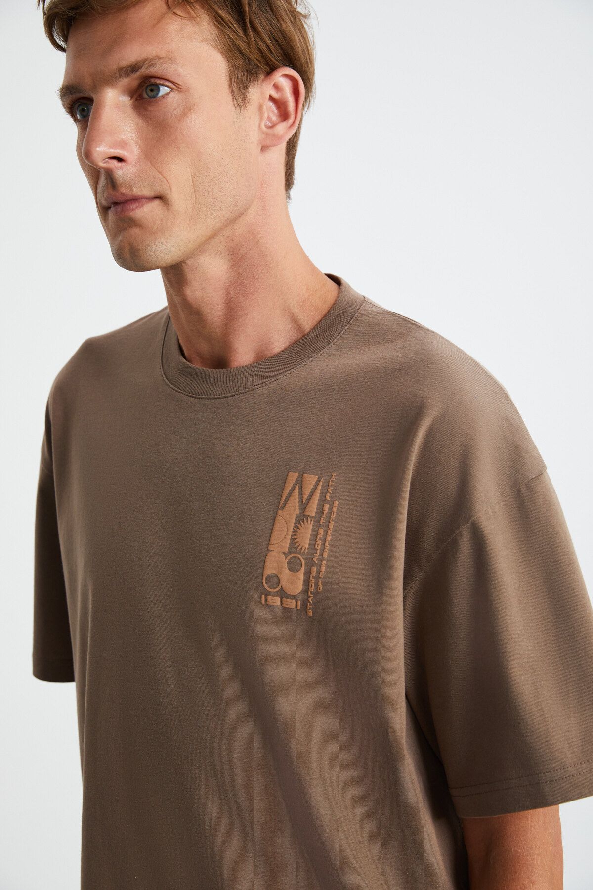 GRIMELANGE-Ανδρικό μπλουζάκι Antonio Oversize Mink - 100% οργανικό βαμβάκι, λεπτομέρεια εκτύπωσης 4
