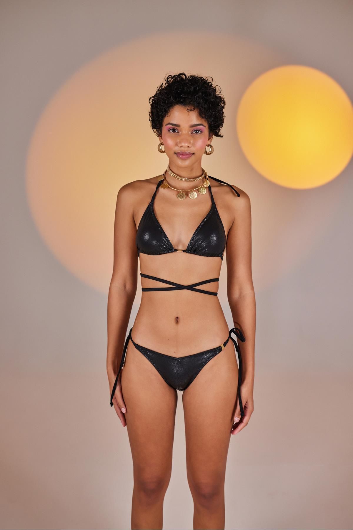 HOLLY LOLLY-Speziell angefertigte, elfenbeinfarbene Bikinihose mit V-Schnitt aus glänzendem Stoff und H-Accessoire in Schwarz 2