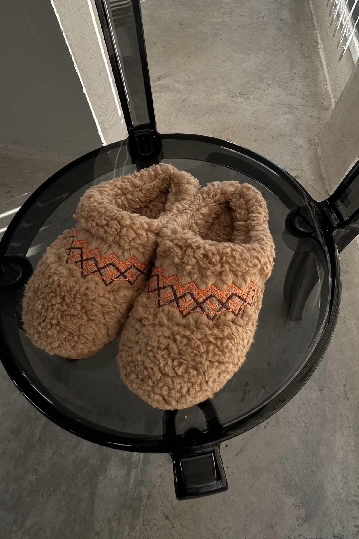 MJAMASS-Orange Embroidery Detailed Slippers 2