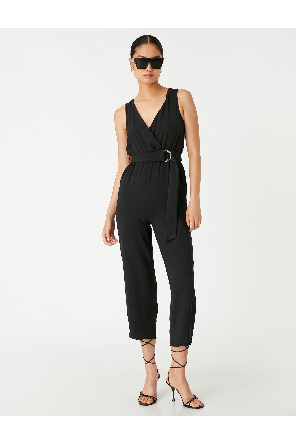 Koton-Ärmelloser Jumpsuit mit Satinstruktur und Gürteldetails 3