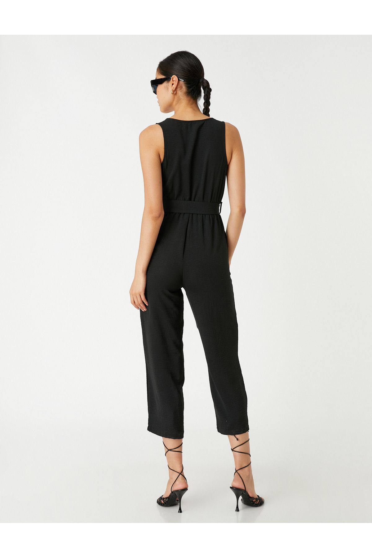 Koton-Ärmelloser Jumpsuit mit Satinstruktur und Gürteldetails 4