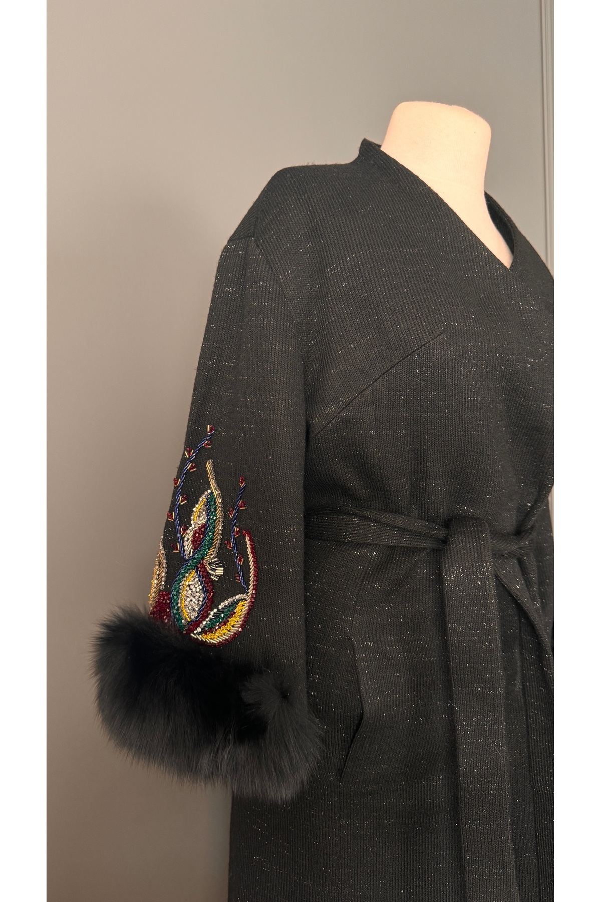 Kübra Tekin  Taş ve Boncuk İşlemeli Siyah Palto - Görsel 8