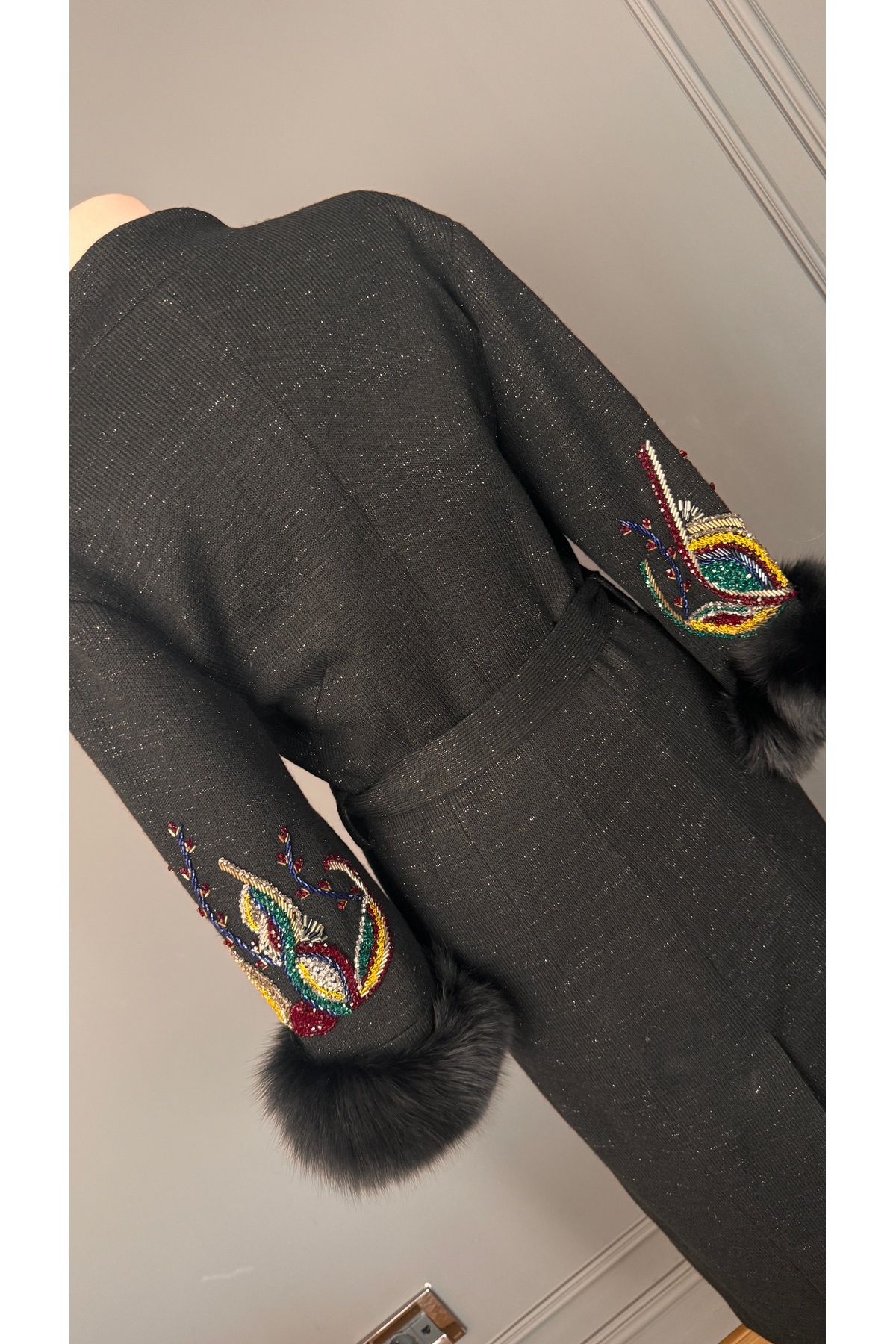 Kübra Tekin  Taş ve Boncuk İşlemeli Siyah Palto - Görsel 4