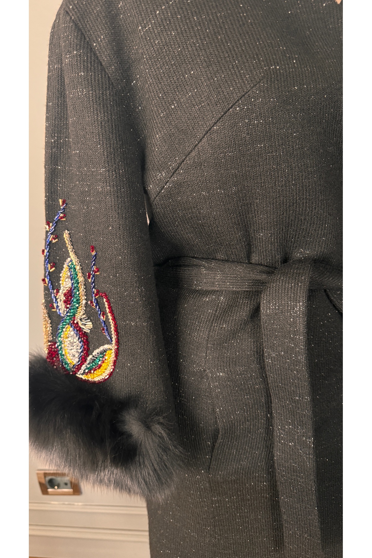 Kübra Tekin  Taş ve Boncuk İşlemeli Siyah Palto - Görsel 3