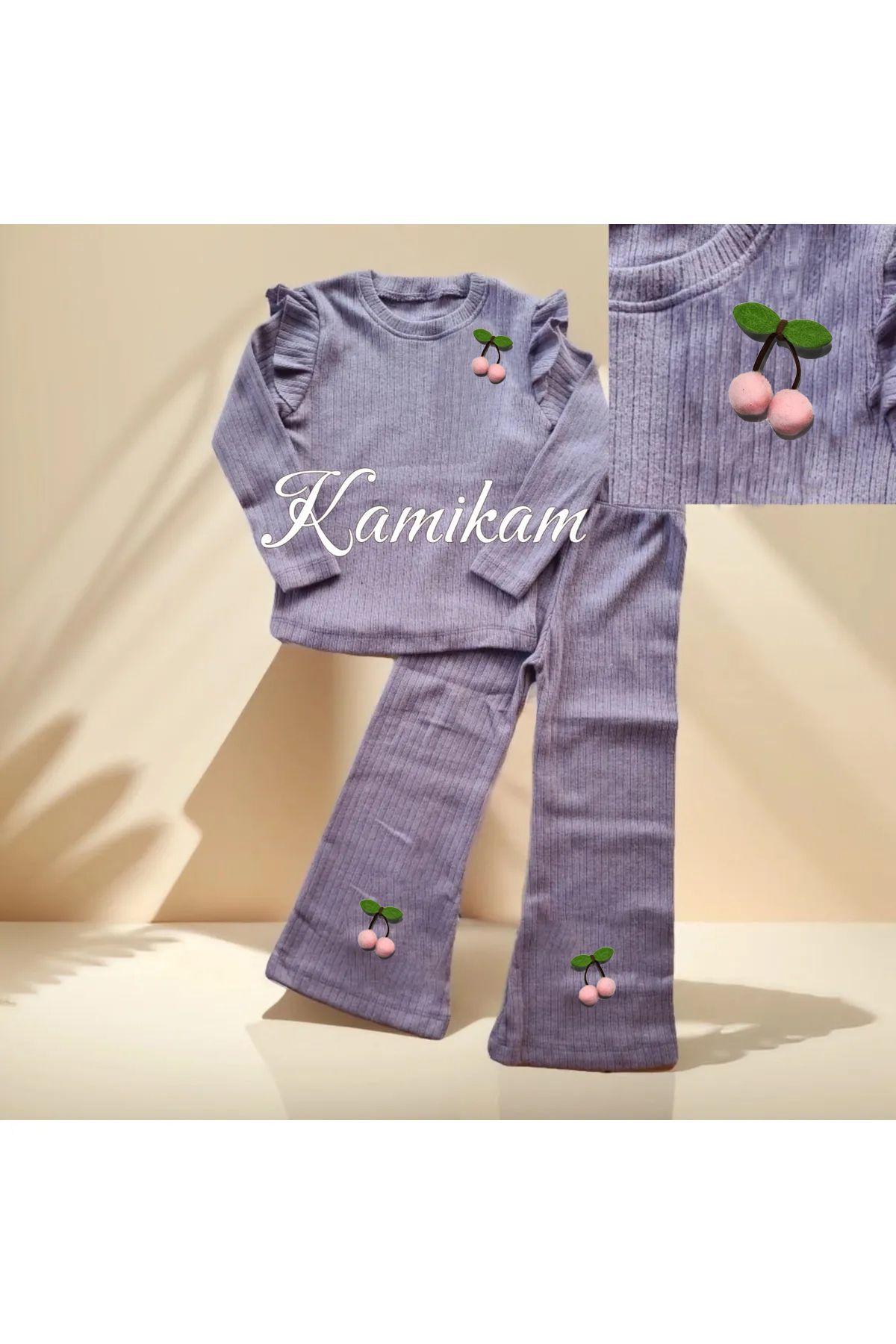 cest une équipe de filles avec des accessoires cerises