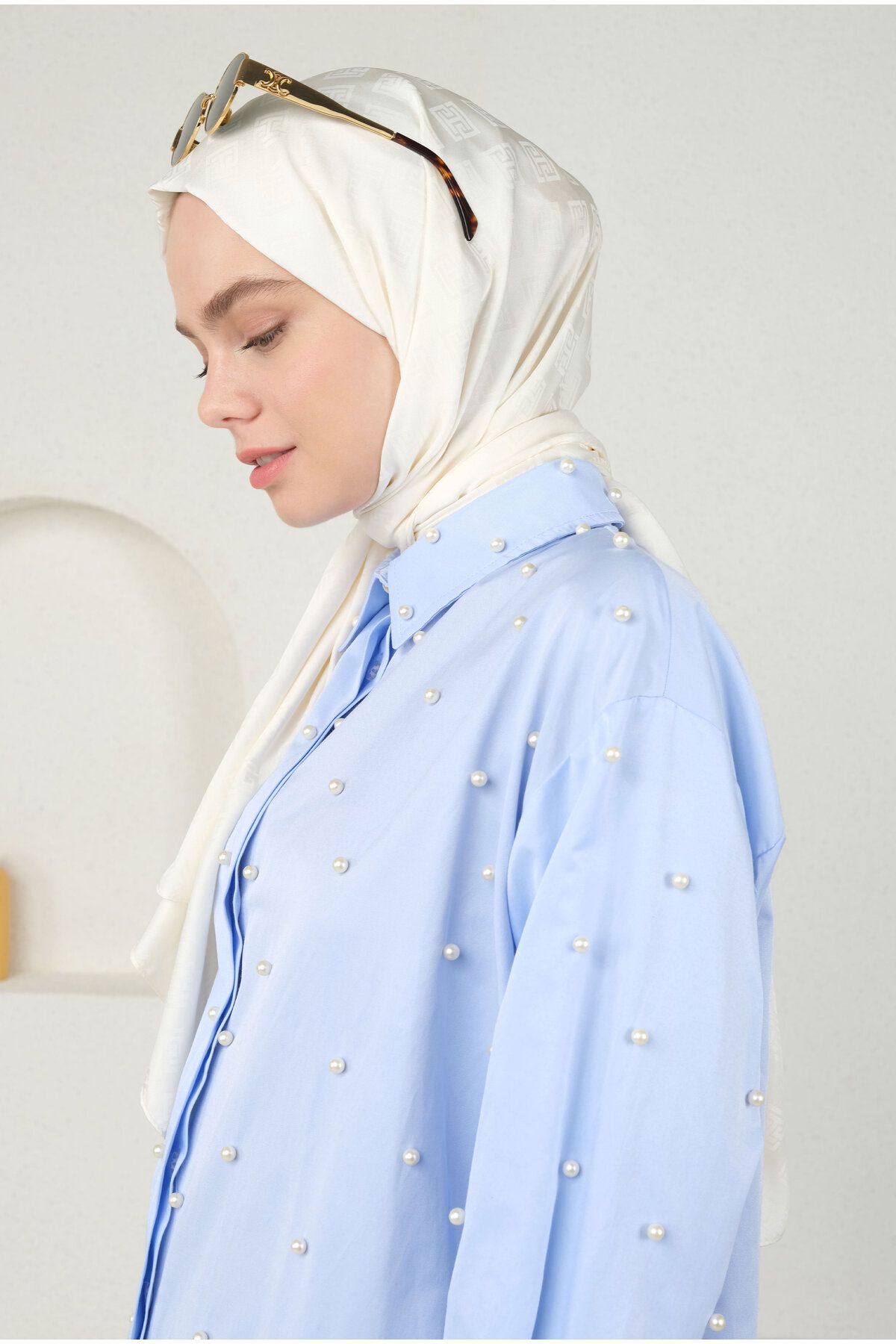 HEQA-Jacquard Patterned Logo Shawl Bone 3