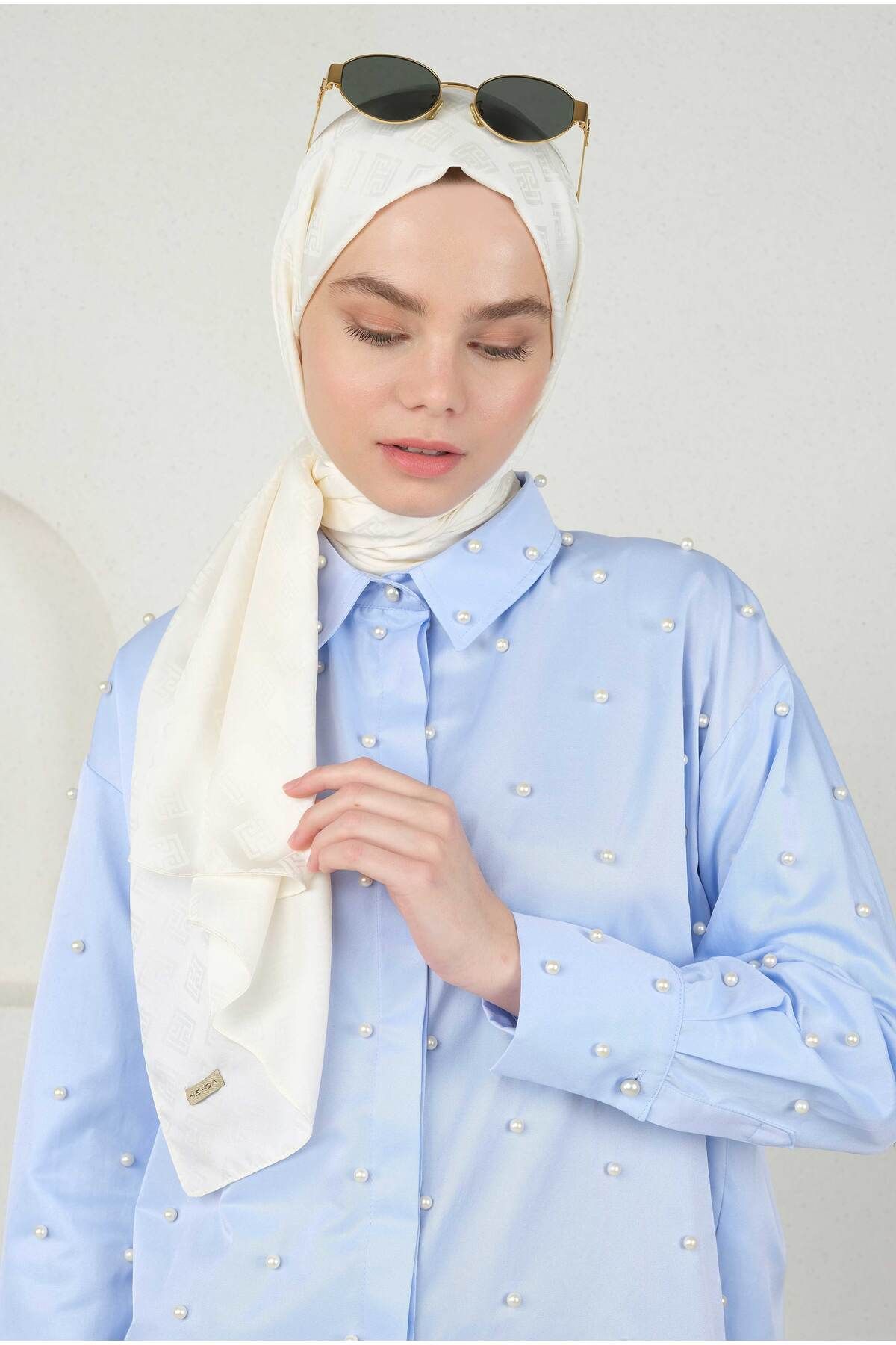 HEQA-Jacquard Patterned Logo Shawl Bone 4