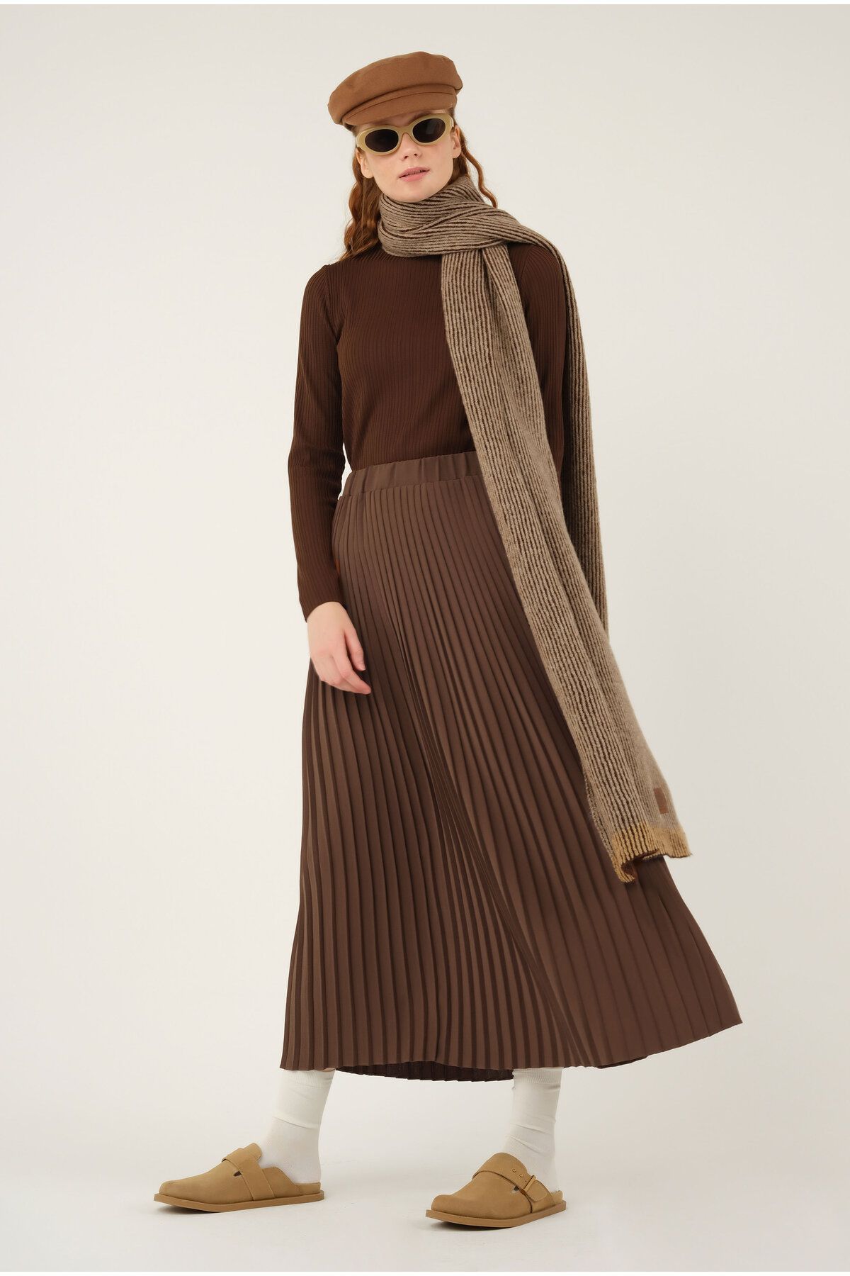 HEQA-Brown Pleated Skirt 1