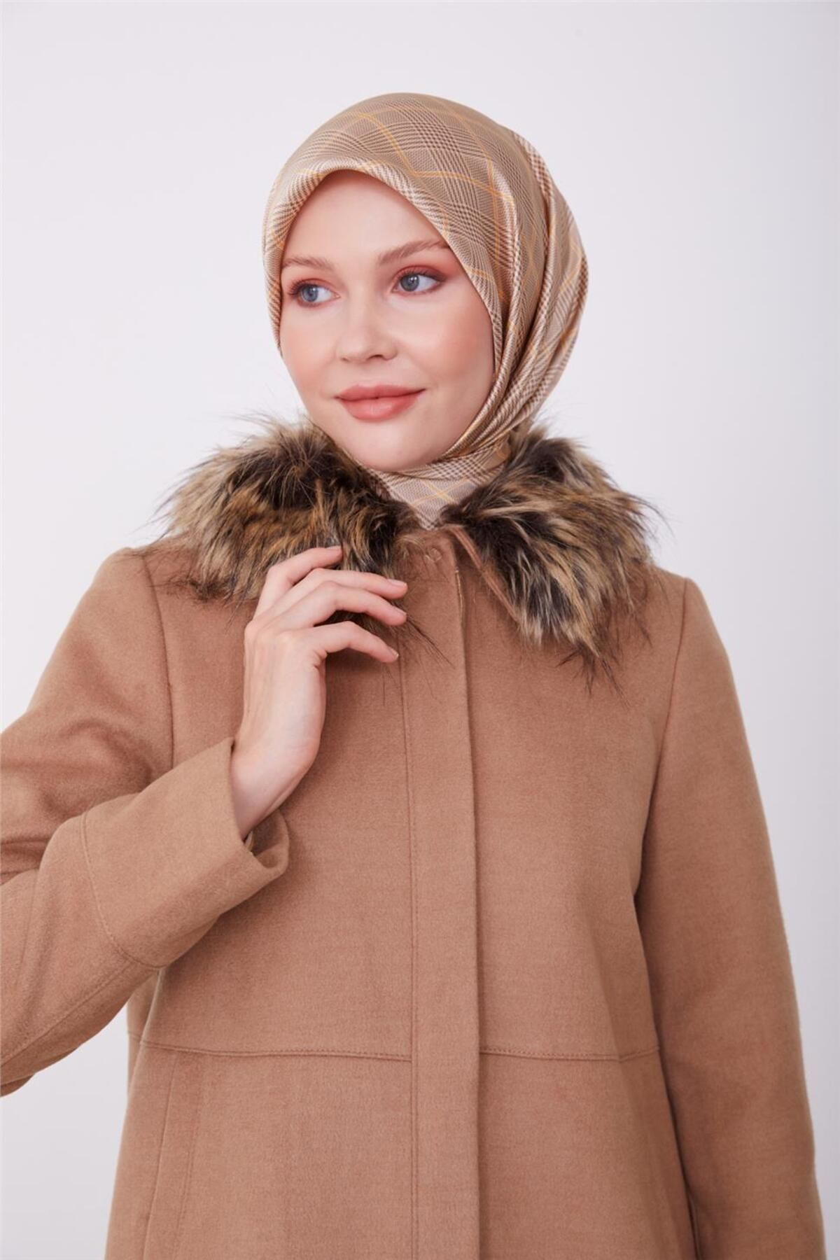 کت تکه تکه جلو یقه خز با جزئیات 23k7814 شتری Armine