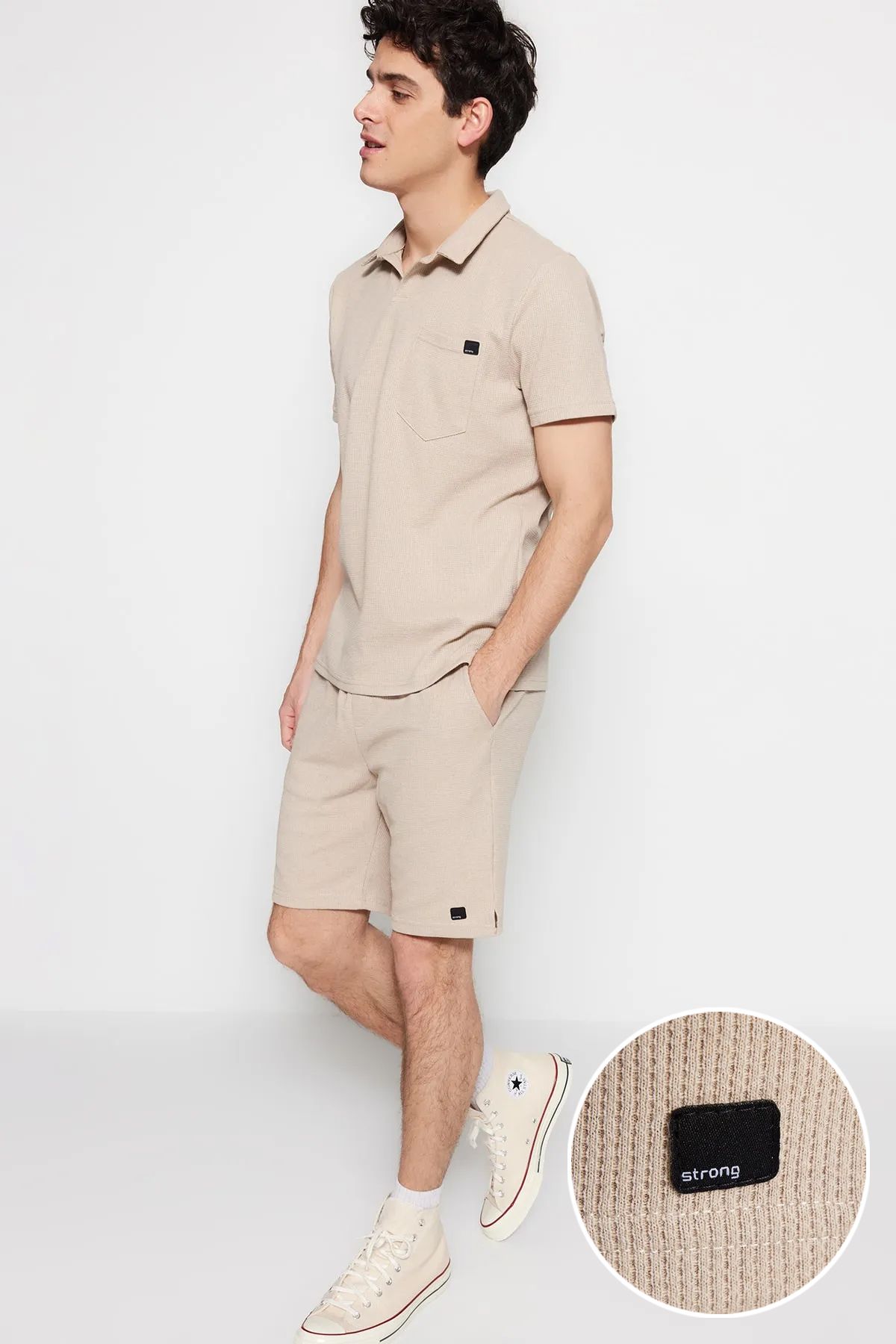 Trendyol Collection Teksturowany dres w kolorze Camel z kołnierzykiem polo – regularny krój TMNSS23EM00003