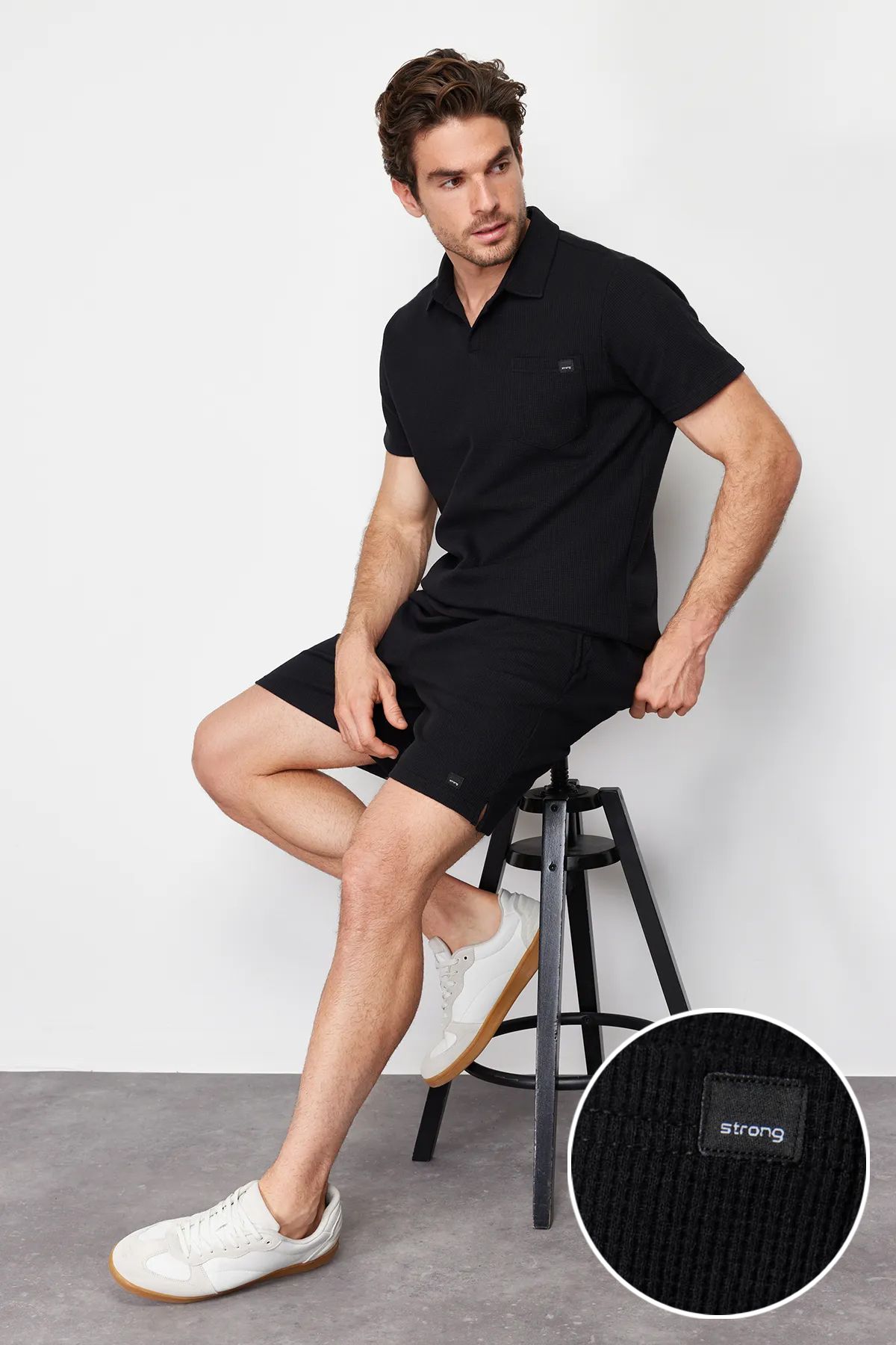 Kolekcia Trendyol Súprava teplákových súprav Polo Neck Black Tričko a šortky – Regular Fit TMNSS23EM00003