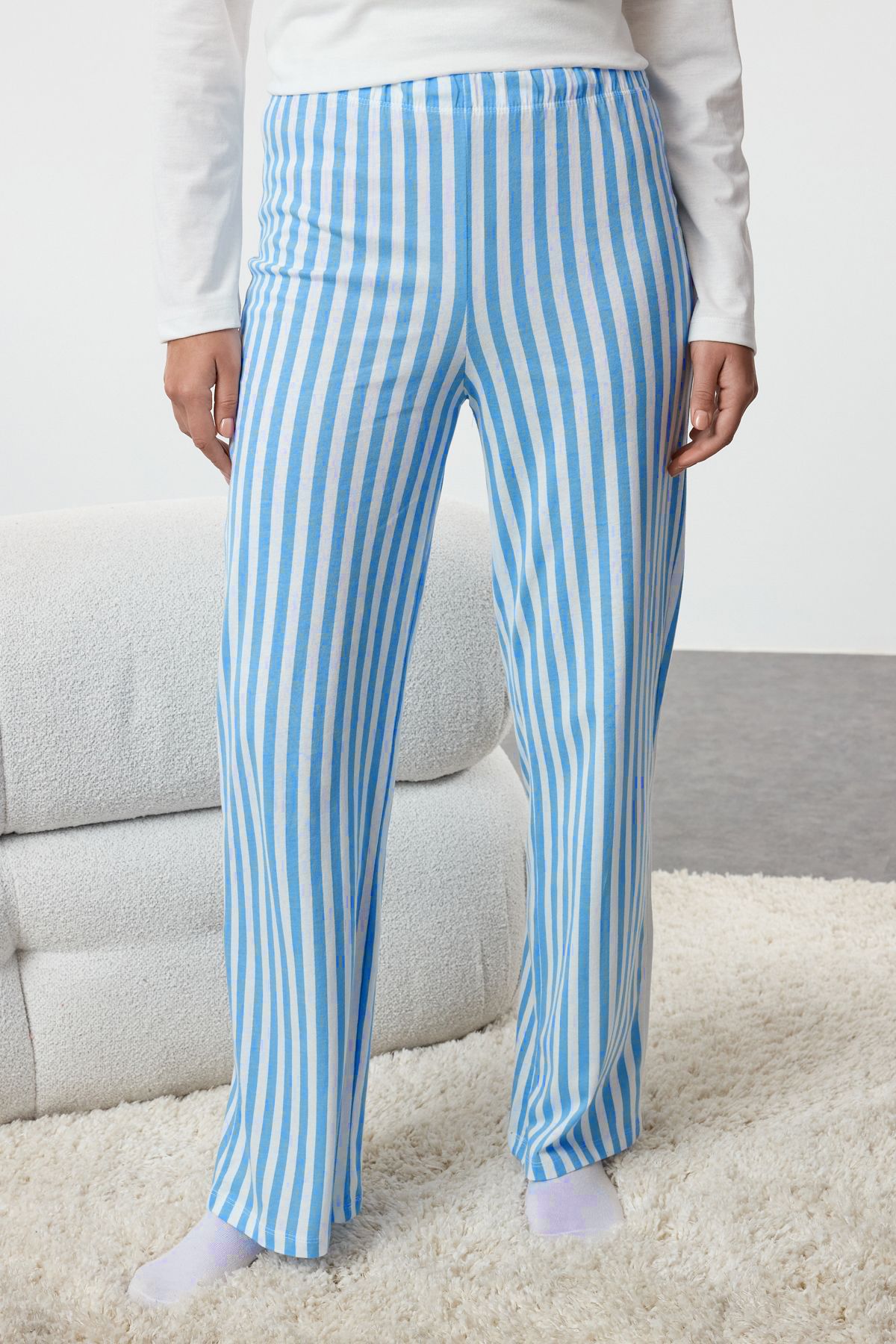 Trendyol Collection-Bílé pruhované dámské pyžamo ze 100% bavlny – Thmaw25Pt00171 5