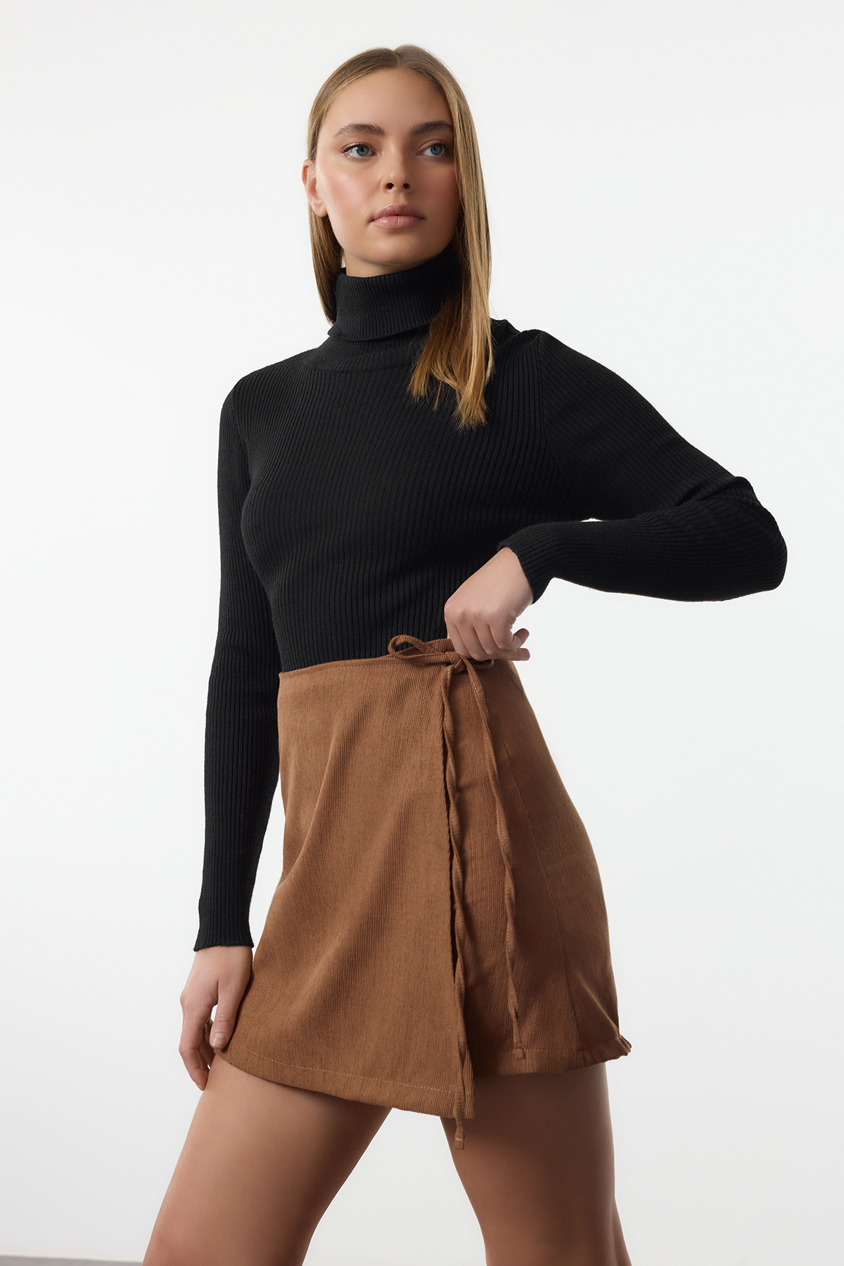 Trendyolmilla  Kahverengi Kadife Kumaş Kruvaze Kapama Bağlama Detaylı Mini BoyDokuma Etek TWOAW25ET00158 - Görsel 2