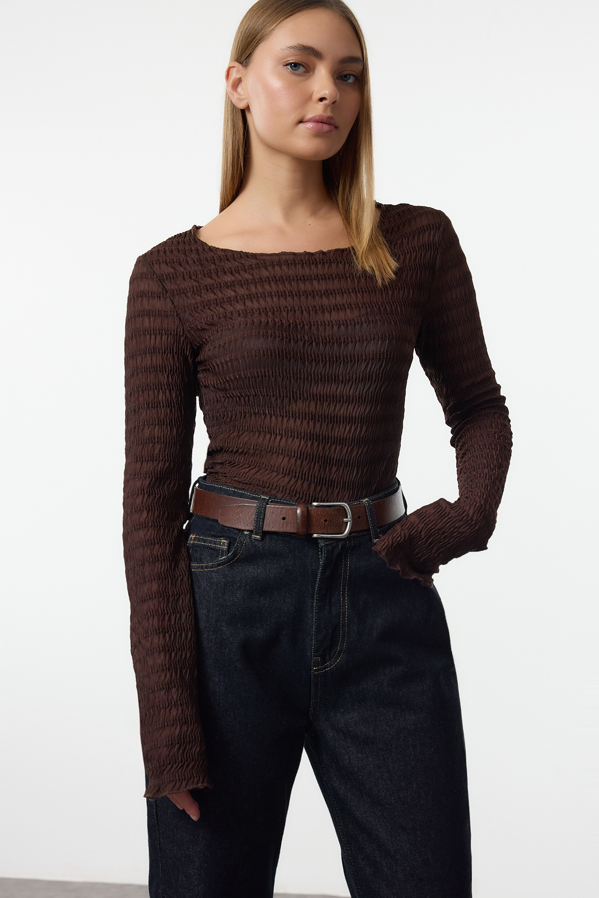 Trendyolmilla  Kahverengi Fitted/Vücuda Oturan Dokulu Tül Esnek Örme Bluz TWOAW25BZ00207 - Görsel 2