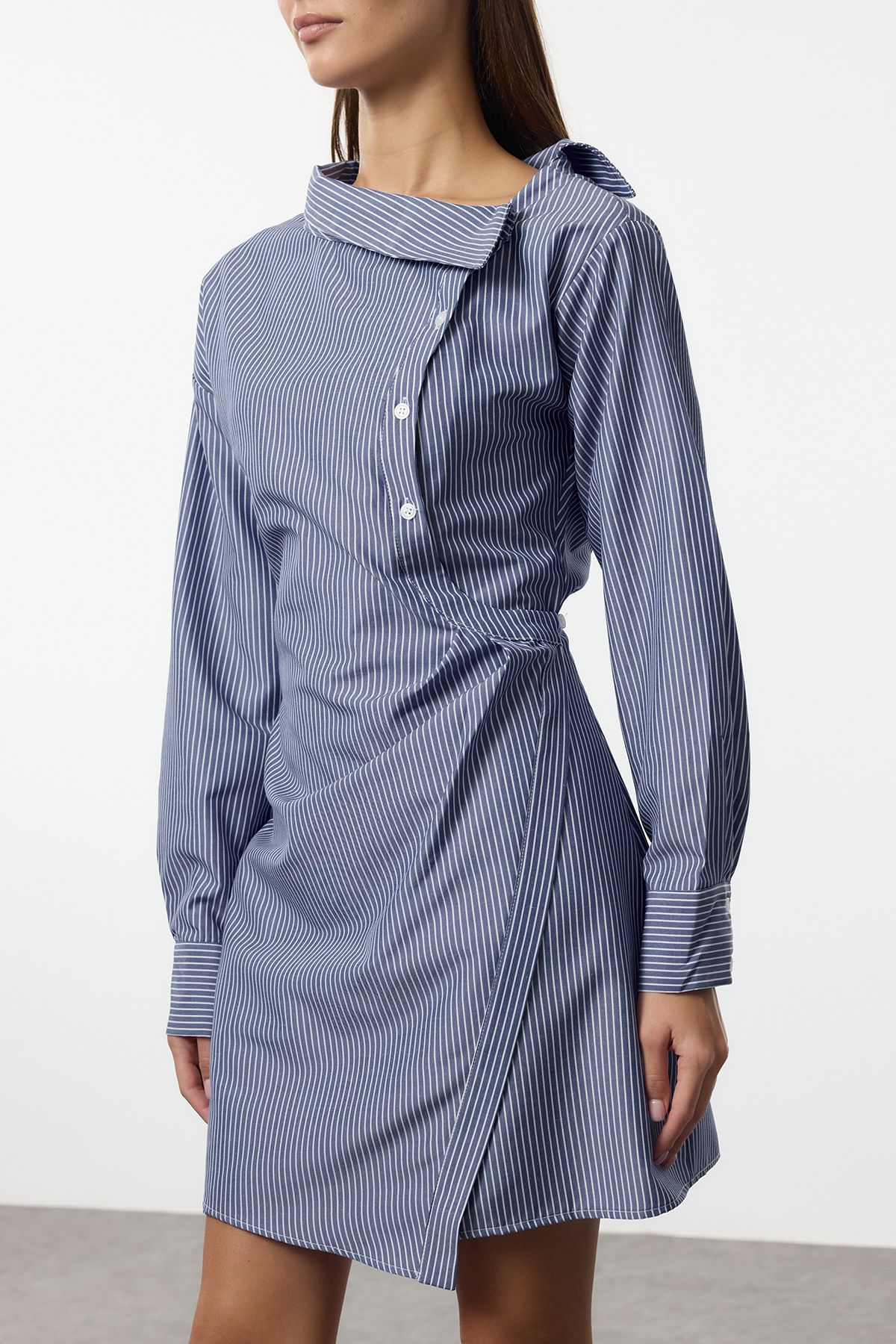 Trendyol Collection-Asymetryczny dekolt i mini sukienka koszulowa w paski z paskiem - Twoaw25El00566 4