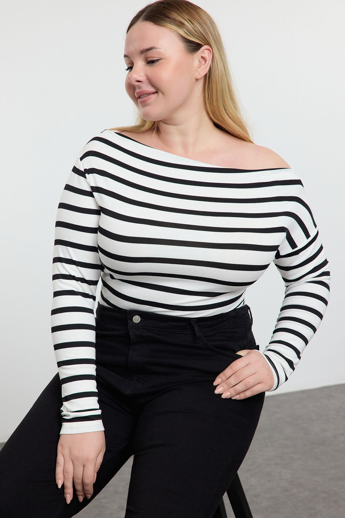 Trendyol Curve Czarna, Prążkowana, Miękka, Dopasowana Bluzka Z Dzianiny Z Kołnierzykiem W Kształcie Łódki/madonny Tbbss24af00037 Kobieta - 5XL