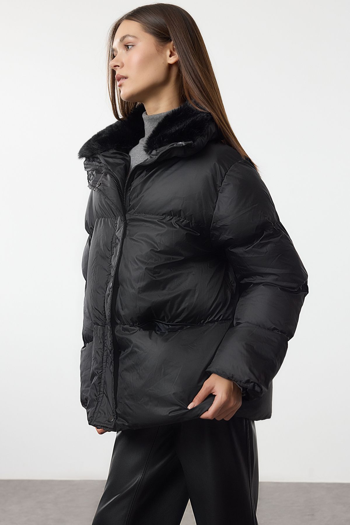 Trendyol Collection-Czarna, oversize'owa kurtka puchowa z pluszowym kołnierzem TWOAW25MO00318 3