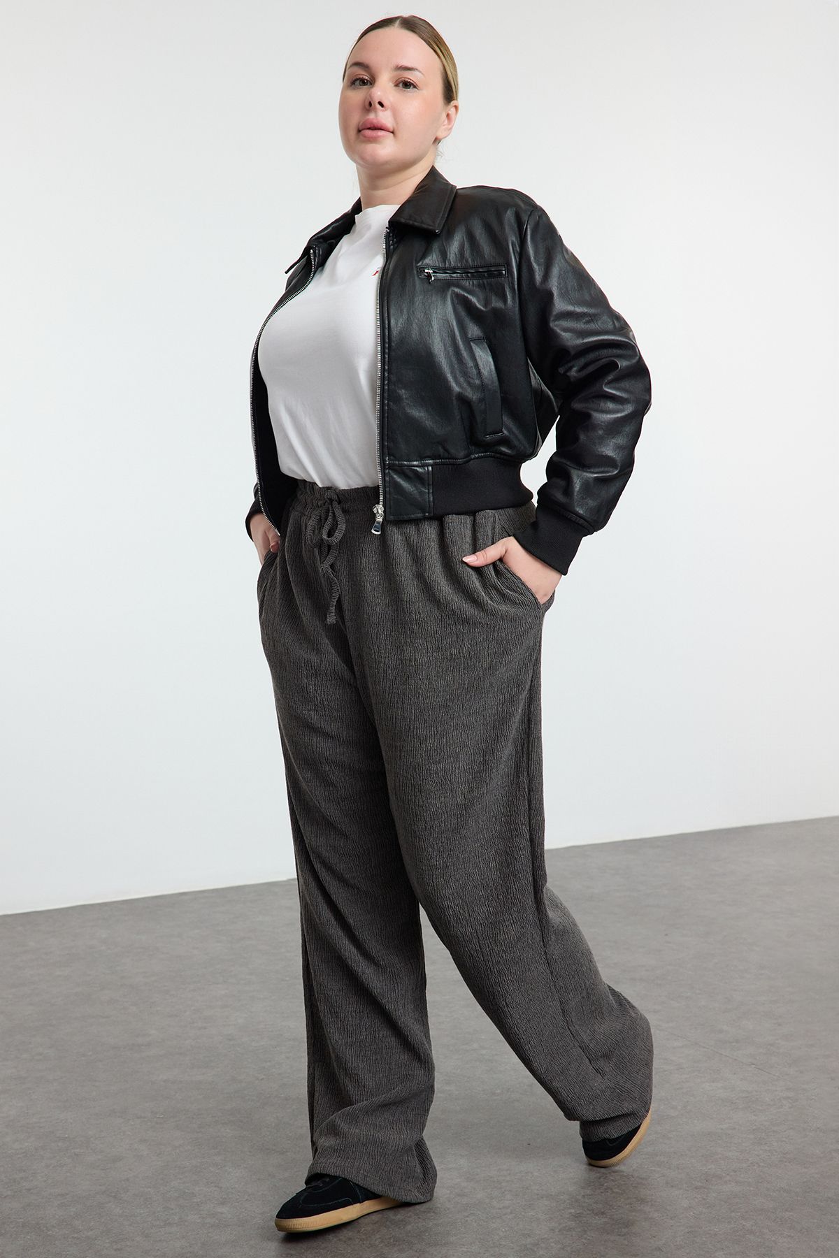 Trendyol Curve-Graue, hoch taillierte Strickhose in Übergröße TBBAW25AR00018 2