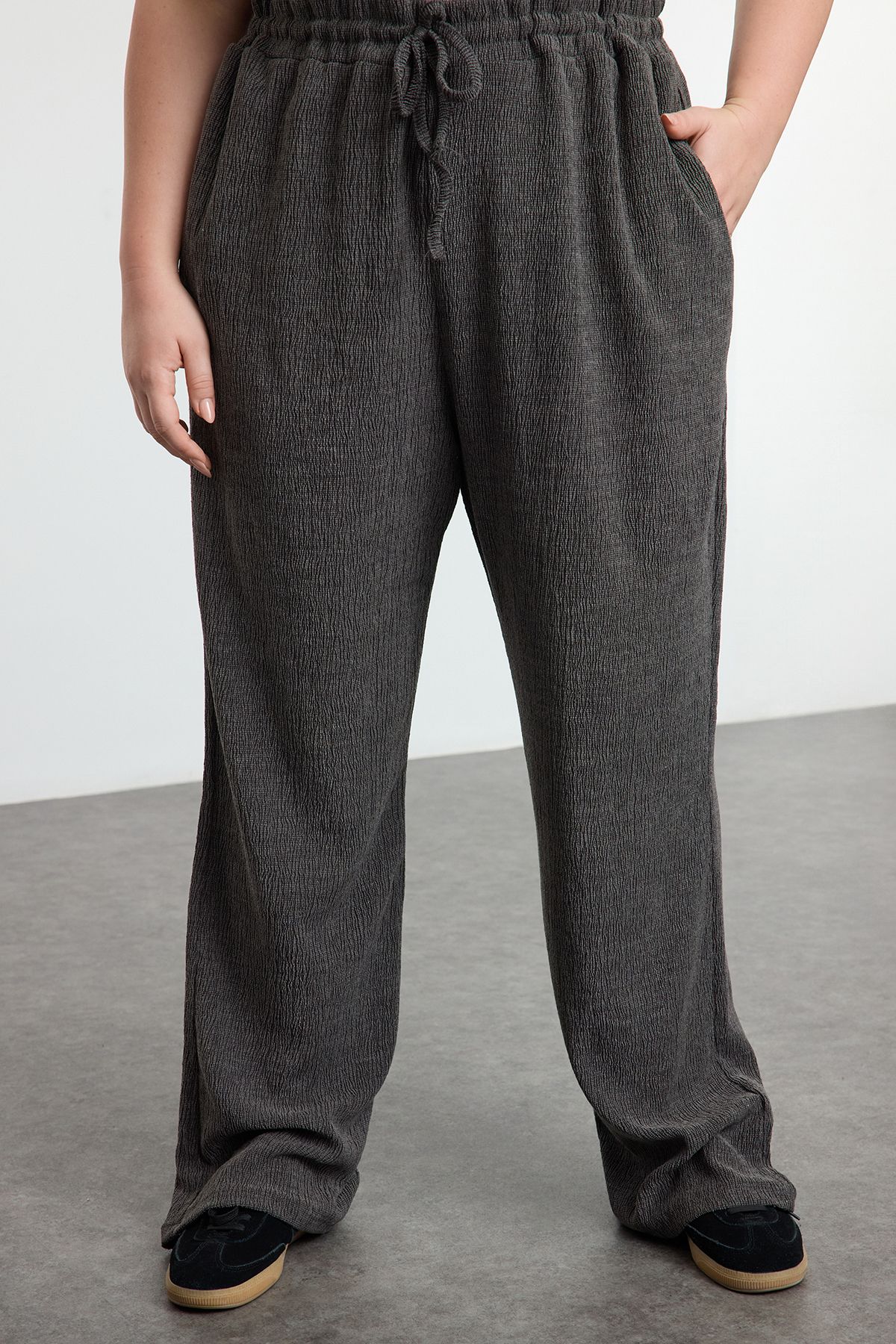Trendyol Curve-Graue, hoch taillierte Strickhose in Übergröße TBBAW25AR00018 3