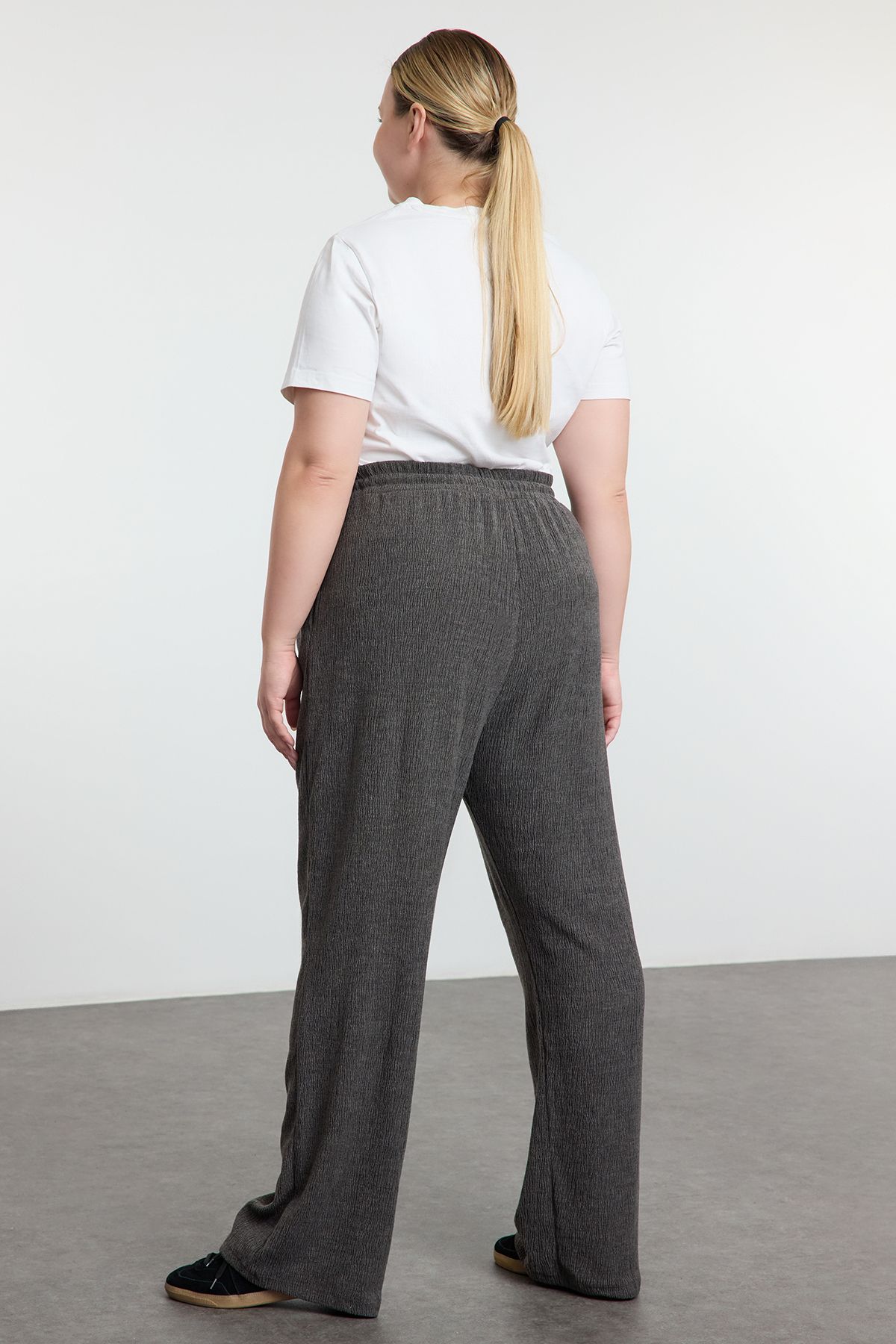 Trendyol Curve-Graue, hoch taillierte Strickhose in Übergröße TBBAW25AR00018 5