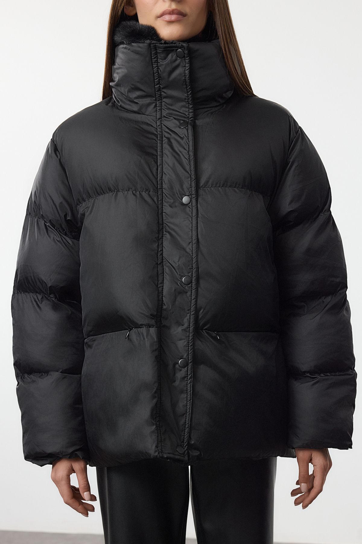 Trendyol Collection-Czarna, oversize'owa kurtka puchowa z pluszowym kołnierzem TWOAW25MO00318 4